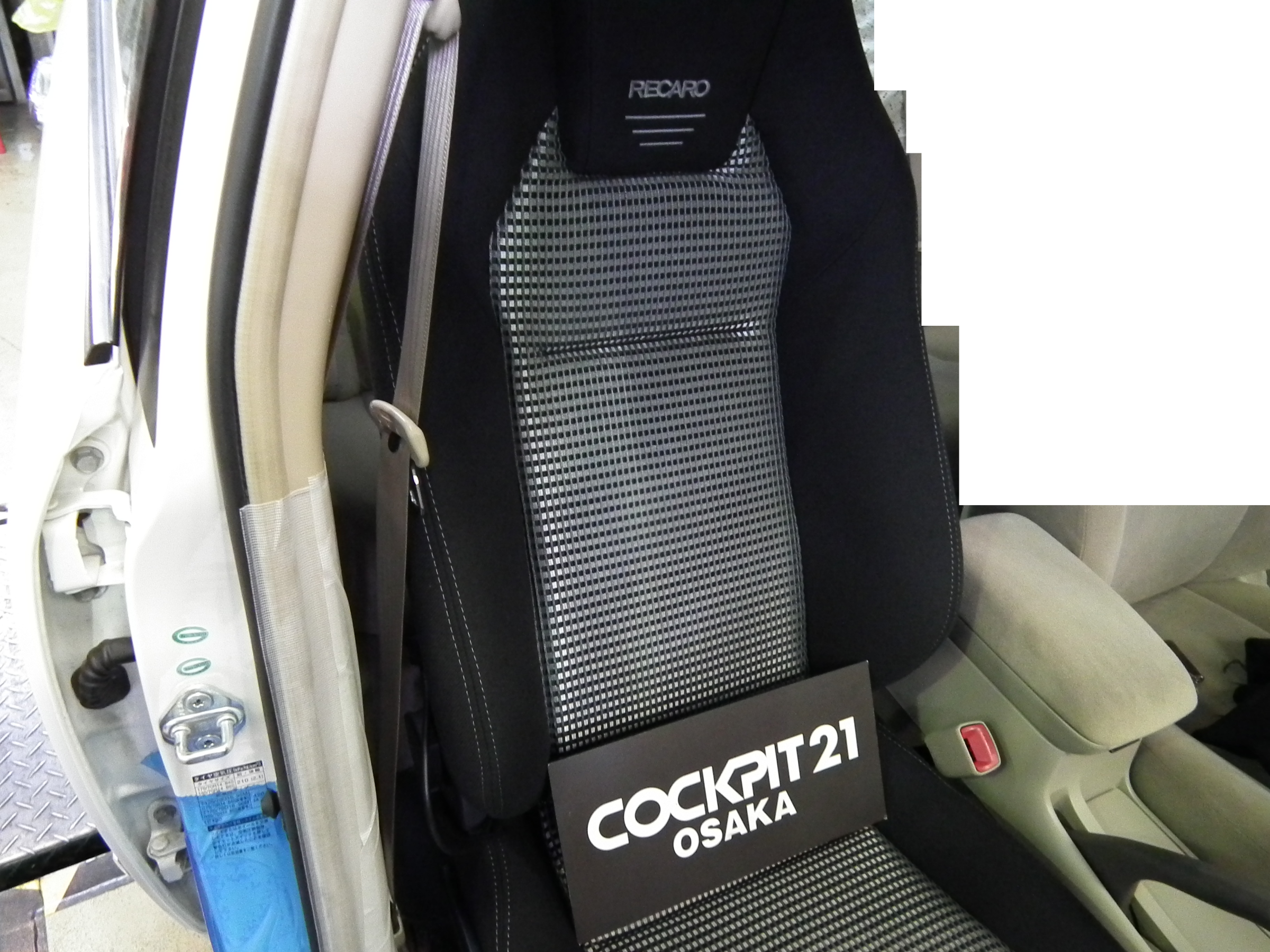 Recaroシート装着 インテリア インテリア ステアリング シート交換 スタッフ 日記 コクピット 21大阪 車 のカスタマイズにかかわるスタッフより