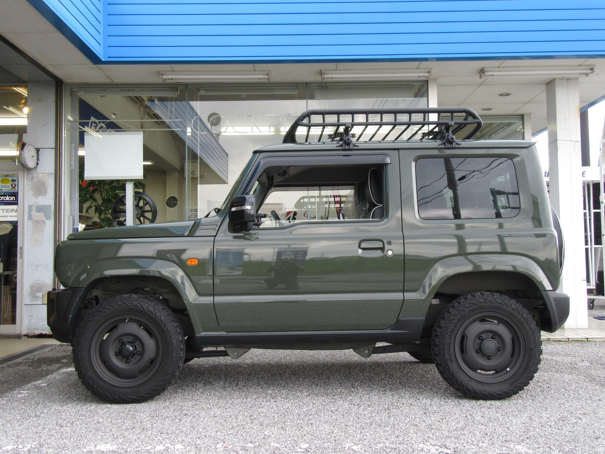 新型ジムニーを ちょこっと リフトアップすると とっても走りが良くなるんです スズキ ジムニー 店長アサコのブログ コクピット 55 車のカスタマイズにかかわるスタッフより