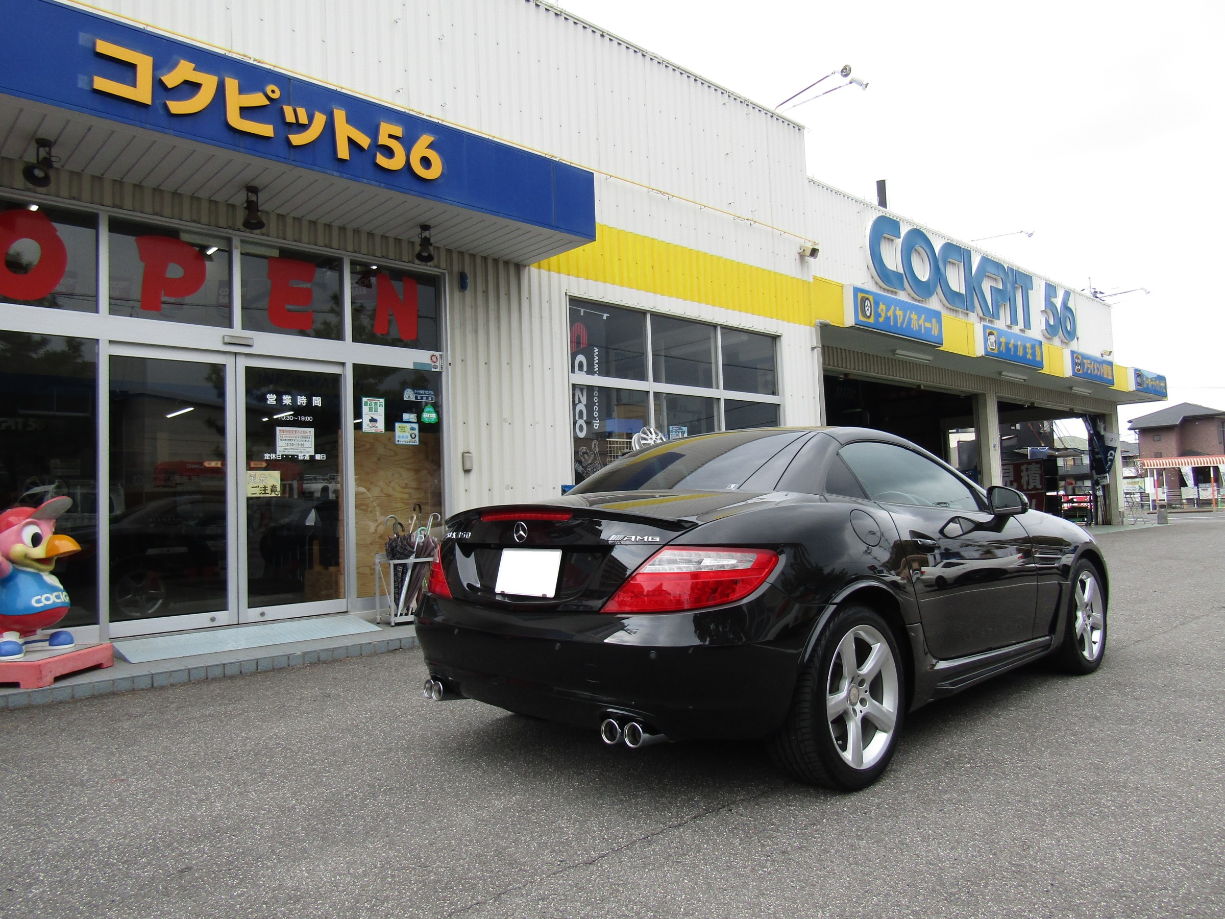 メルセデス ベンツ Slk300 レムスマフラー装着 スタッフ日記 コクピット 56 車のカスタマイズにかかわるスタッフより