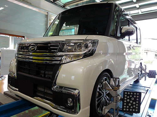 タントカスタムに車高調取付 その後のアライメント調整 ダイハツ タントカスタム アライメント調整 スタッフ日記 コクピット コジマ 車 のカスタマイズにかかわるスタッフより
