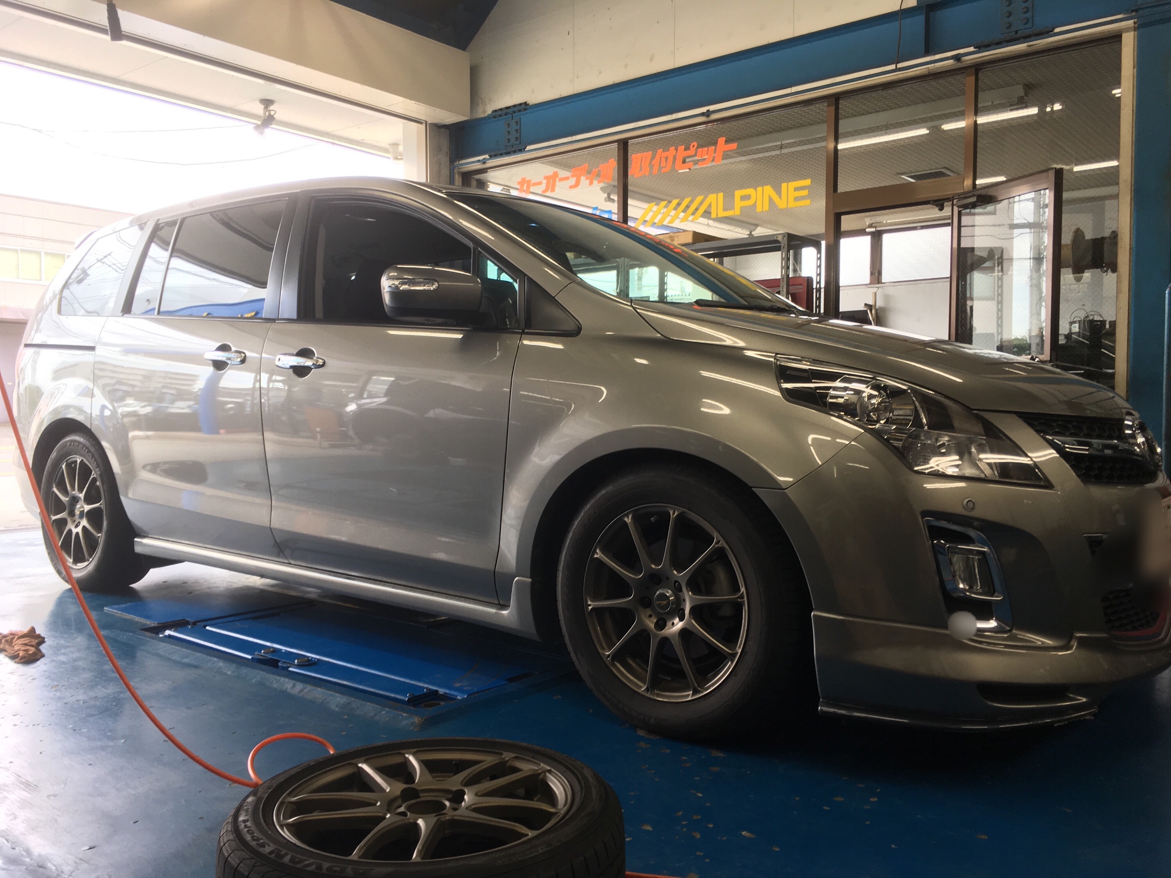 Mpv に車高調の取り付けです マツダ Mpv カスタマイズ日記 コクピット 相模原 車のカスタマイズにかかわるスタッフより