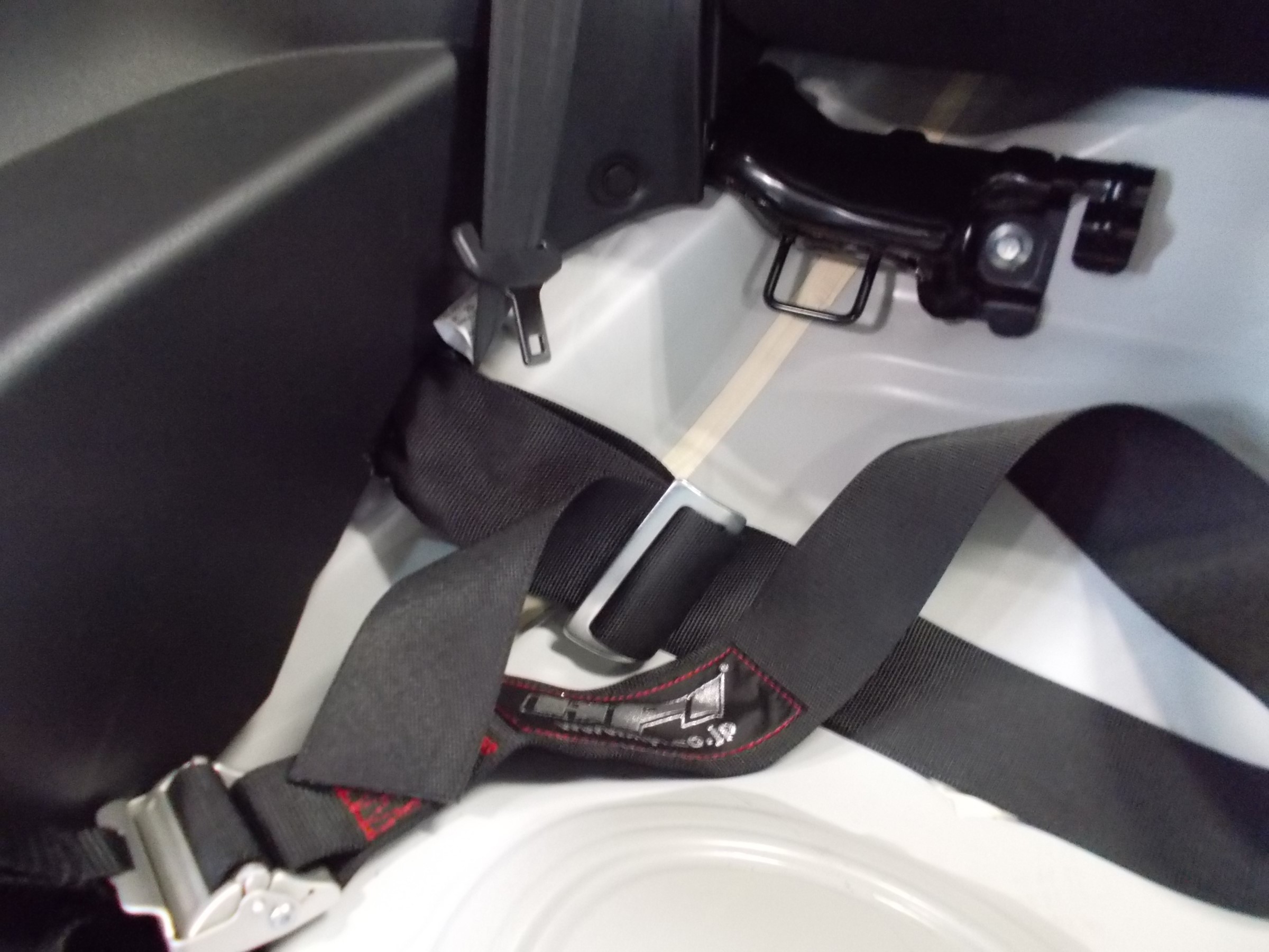 86 4点シートベルトハーネスアンカー取付け 4点ハーネス取付け トヨタ 86 Zn6 その他 その他 快適なカーライフ用品からマニアックなgtパーツまで取り付けいたしますので御相談下さい 作業日誌 コクピット 川越 お店の得意技紹介