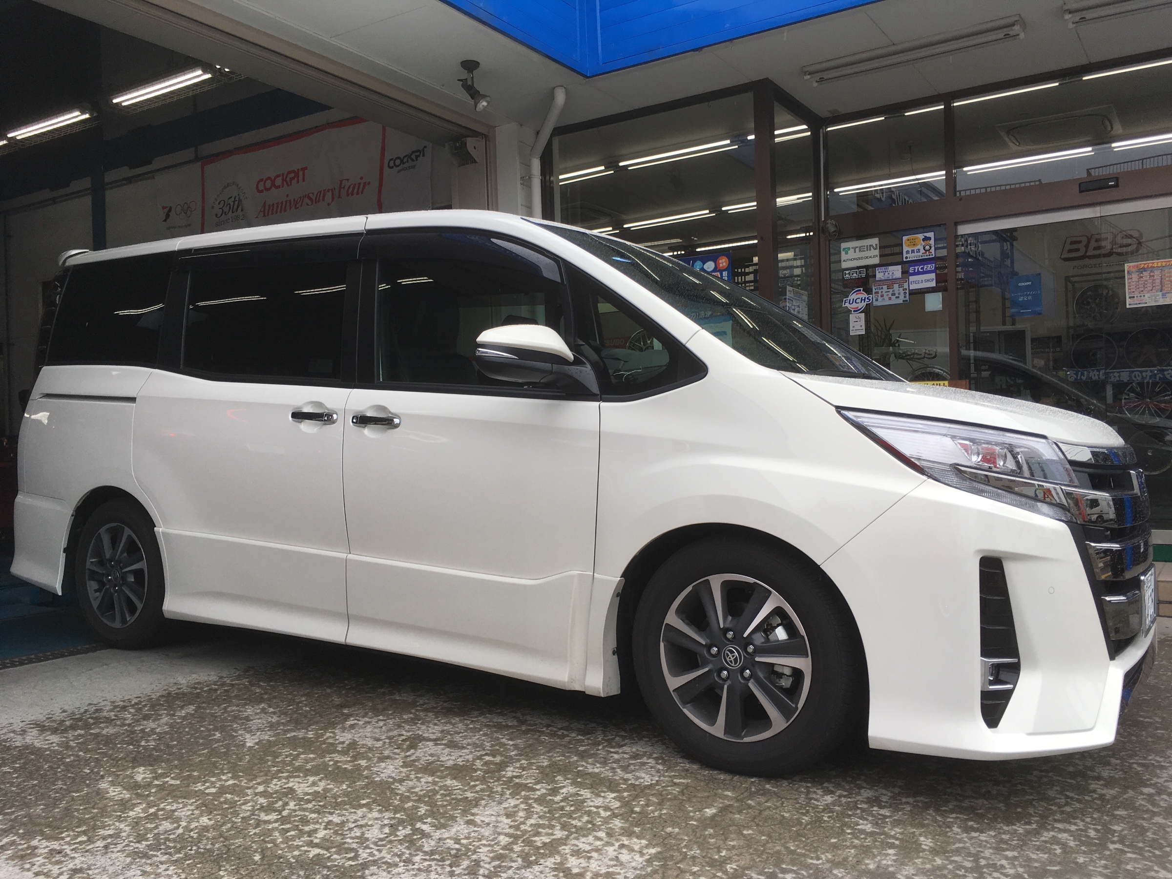 80ノアに車高調取り付けます。 | カスタマイズ日記 | コクピット