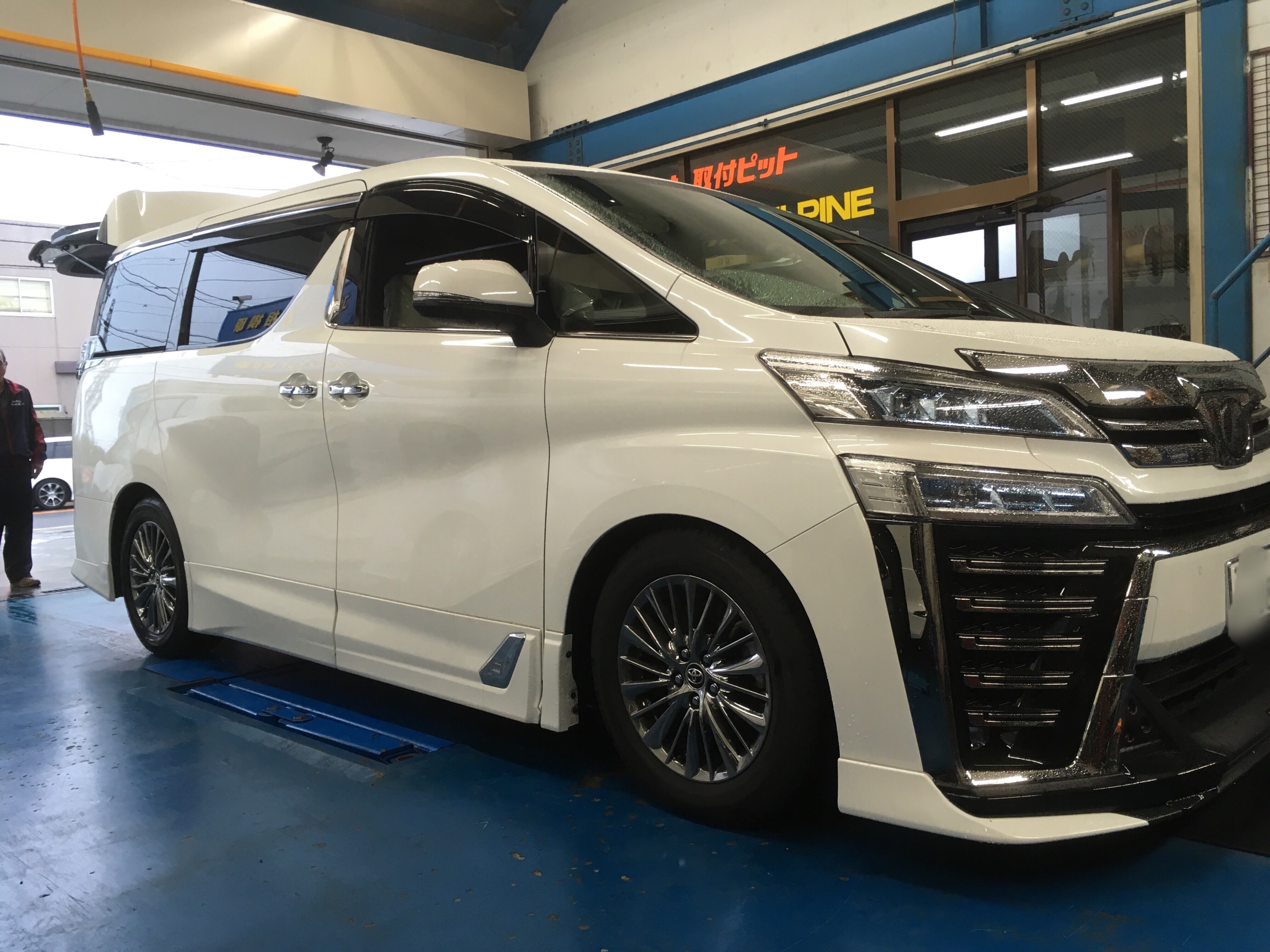 35ヴェルファイア 車高調を取り付けです トヨタ ヴェルファイア 足まわり サスペンション ブレーキ カスタマイズ日記 コクピット 相模原 車のカスタマイズにかかわるスタッフより