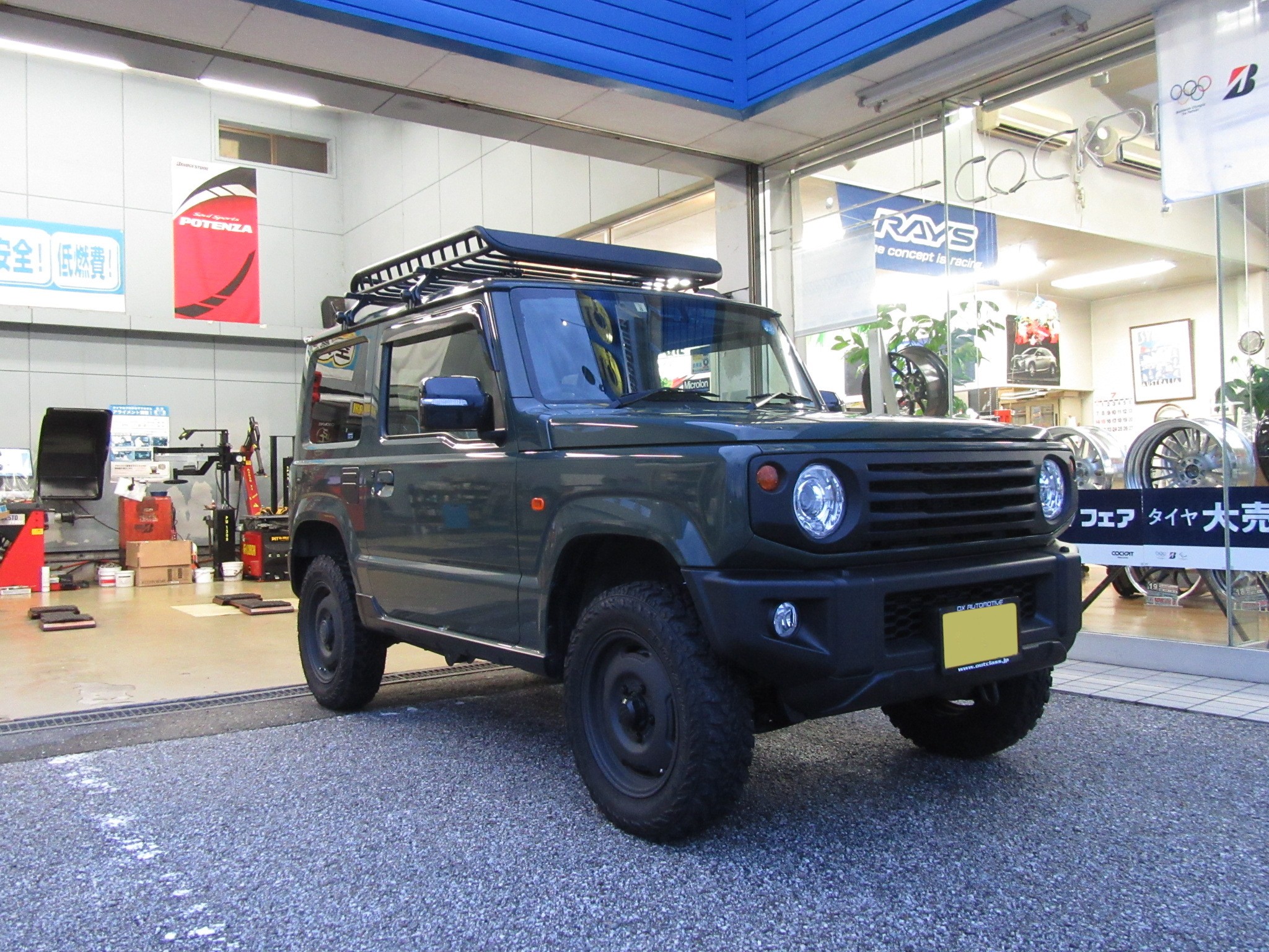 新型ジムニーを ちょこっと リフトアップすると とっても走りが良くなるんです スズキ ジムニー 店長アサコのブログ コクピット 55 車のカスタマイズにかかわるスタッフより