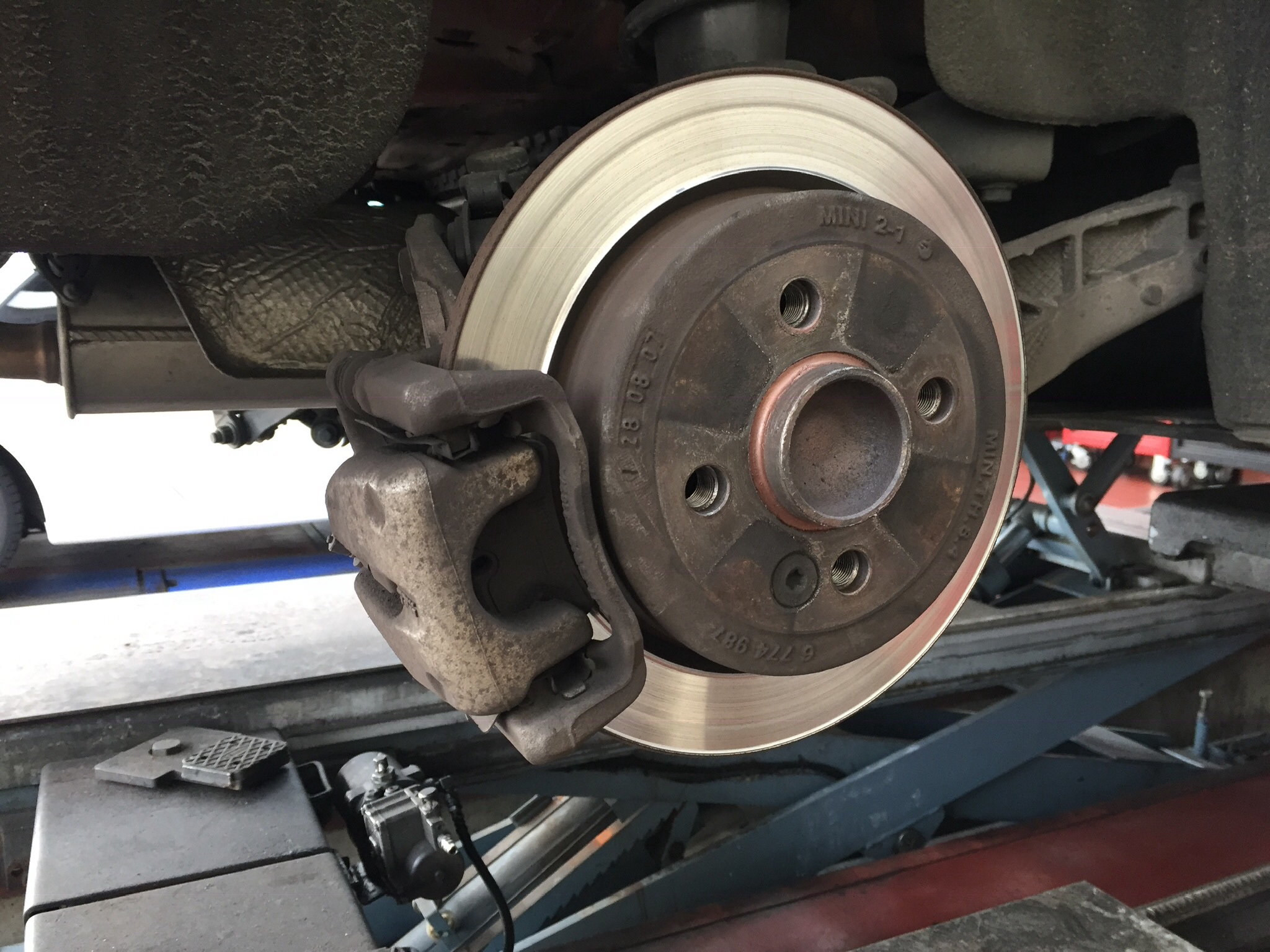 R56ミニ ブレーキリフレッシュ | BMW MINI | スタッフ 日記 | コクピット 荒井 | 車のカスタマイズにかかわるスタッフより