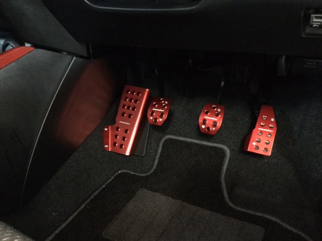 スイフトスポーツzc33sにフットレスト ペダルカバー取付 スタッフ日記 コクピットロフト 長岡川崎店 車 のカスタマイズにかかわるスタッフより
