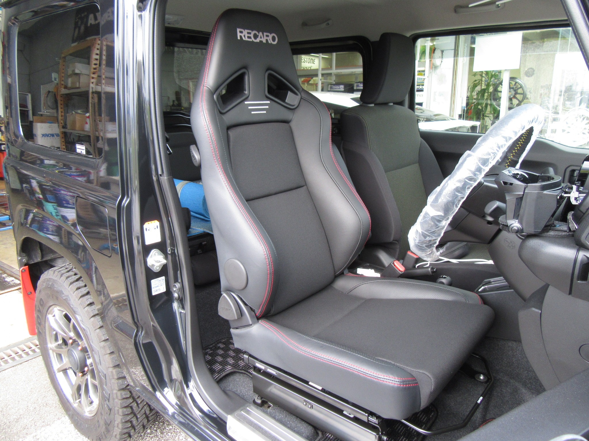 運転すると疲れる！」そんなジムニーオーナーにはレカロシートが