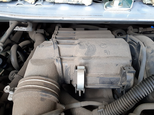 三菱アイのメンテナンス 三菱 I アイ メンテナンス オイル バッテリー他 メンテナンス オイル バッテリー他 バッテリー交換 スタッフ日記 コクピット コジマ 車のカスタマイズにかかわるスタッフより