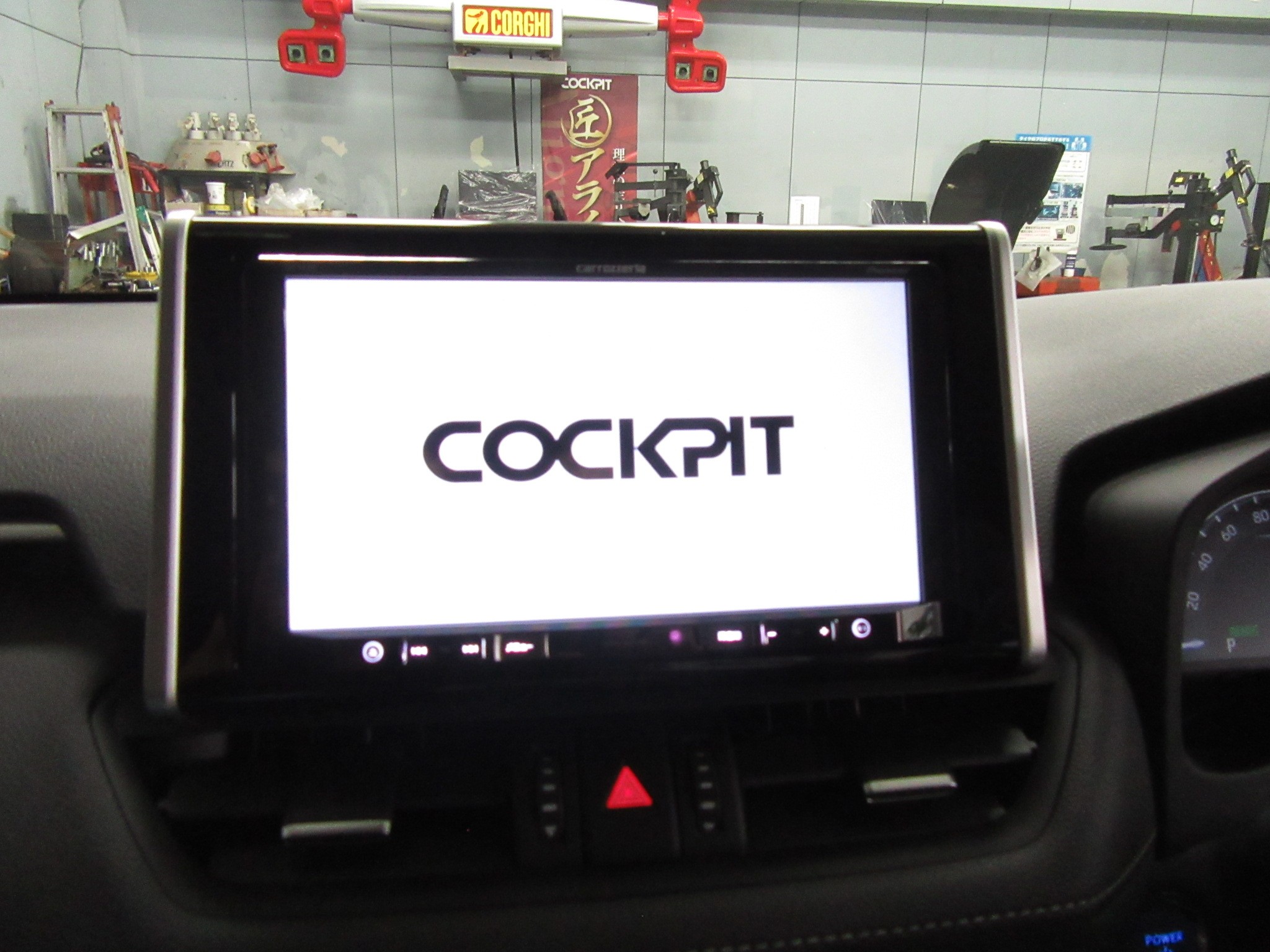 ピッタリ収まりました カロッツェリアの9インチ楽ナビ Avic Rq902 を新型rav4に取り付け トヨタ Rav4 店長アサコのブログ コクピット 55 車のカスタマイズにかかわるスタッフより