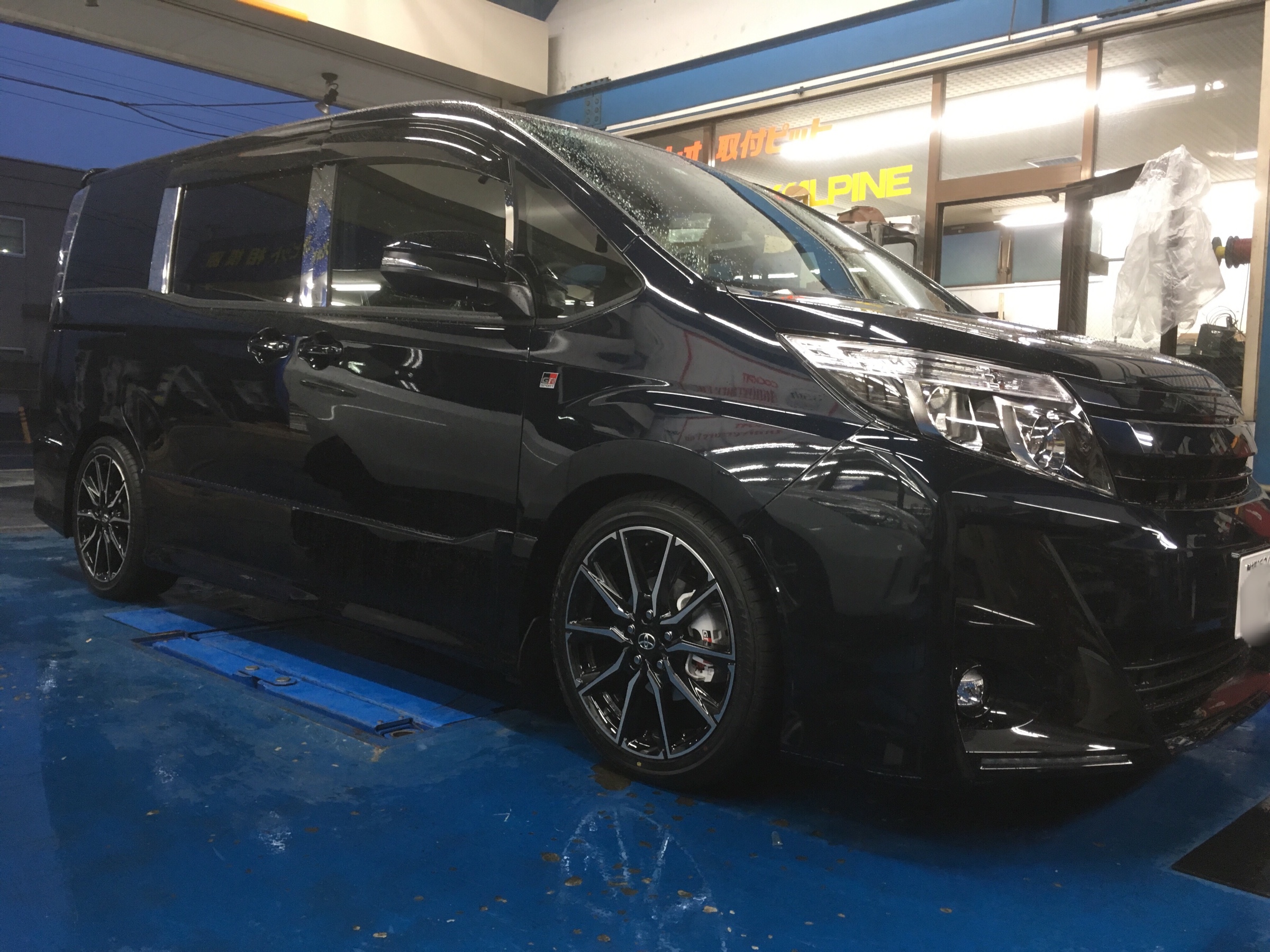 80ノアのgrに車高調を取り付けます トヨタ ノア カスタマイズ日記 コクピット 相模原 車のカスタマイズにかかわるスタッフより