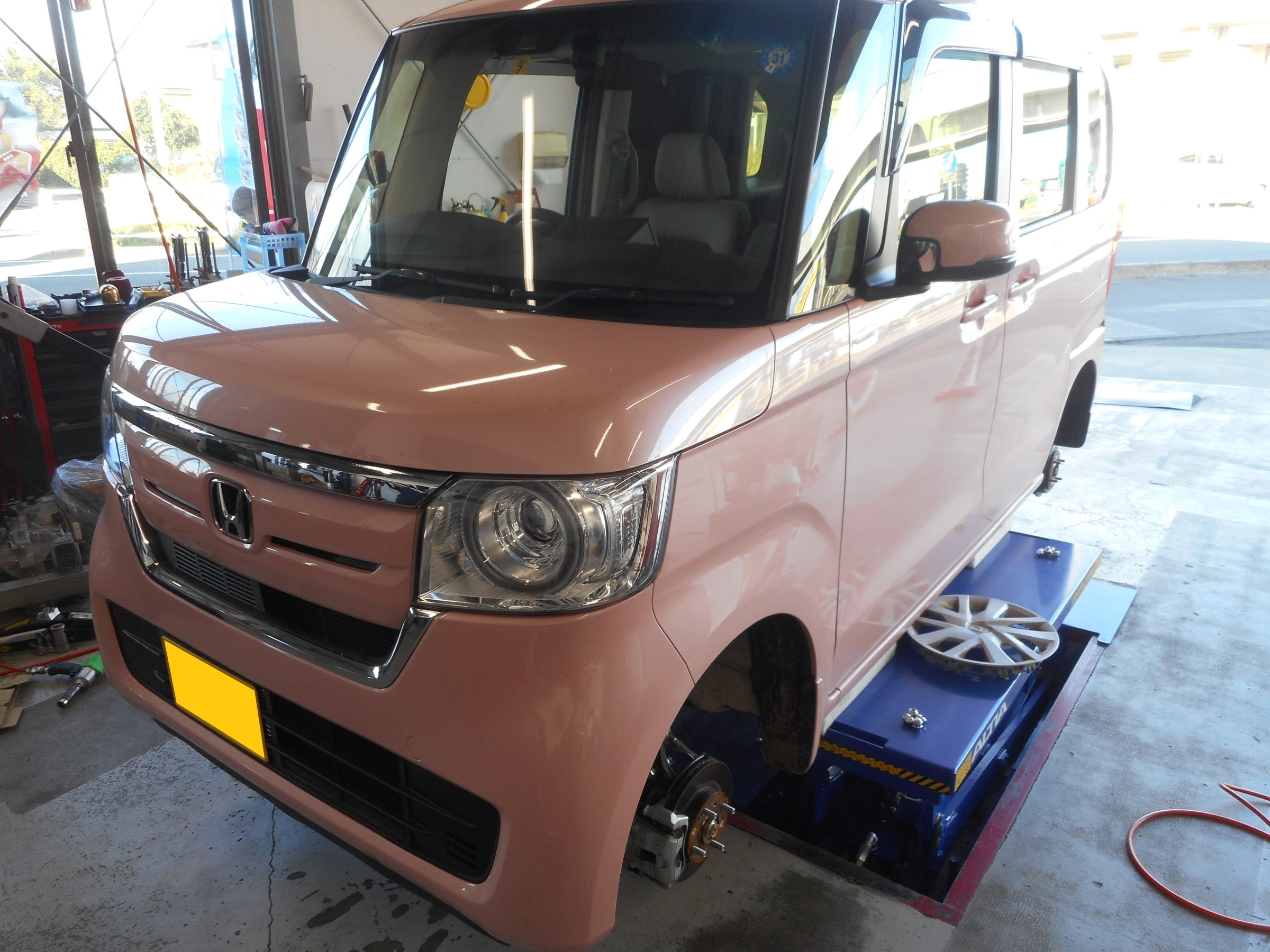 ホイール交換 スタッフ日記 コクピット 名取 車のカスタマイズにかかわるスタッフより