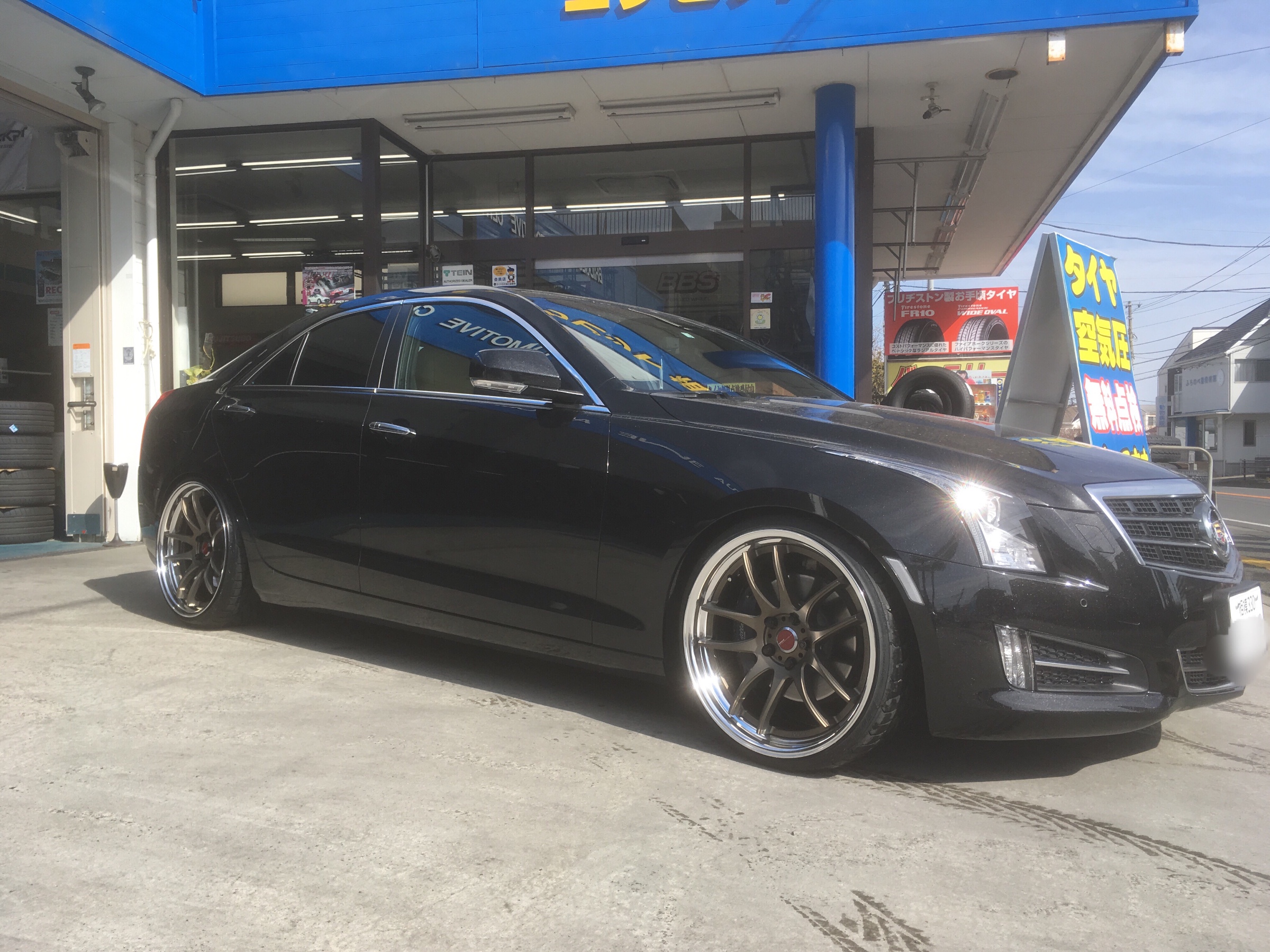 キャデラックのatsにタイヤ ホイール カスタマイズ日記 コクピット 相模原 車のカスタマイズにかかわるスタッフより