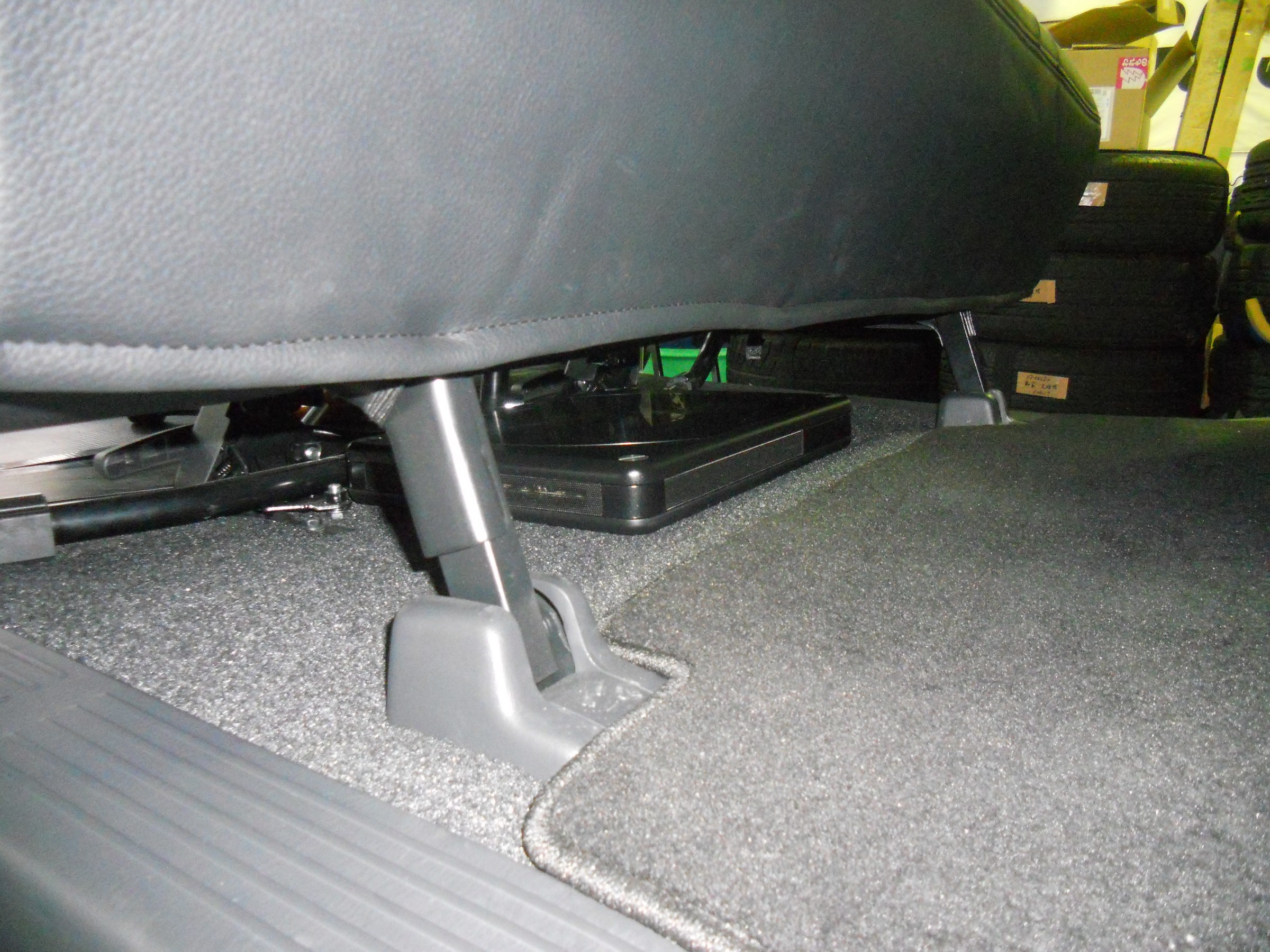 トヨタ ハイエース パイオニア サテライトスピーカー サブウーファー 取付 スタッフ日記 スタイルコクピット ズーム 車 のカスタマイズにかかわるスタッフより