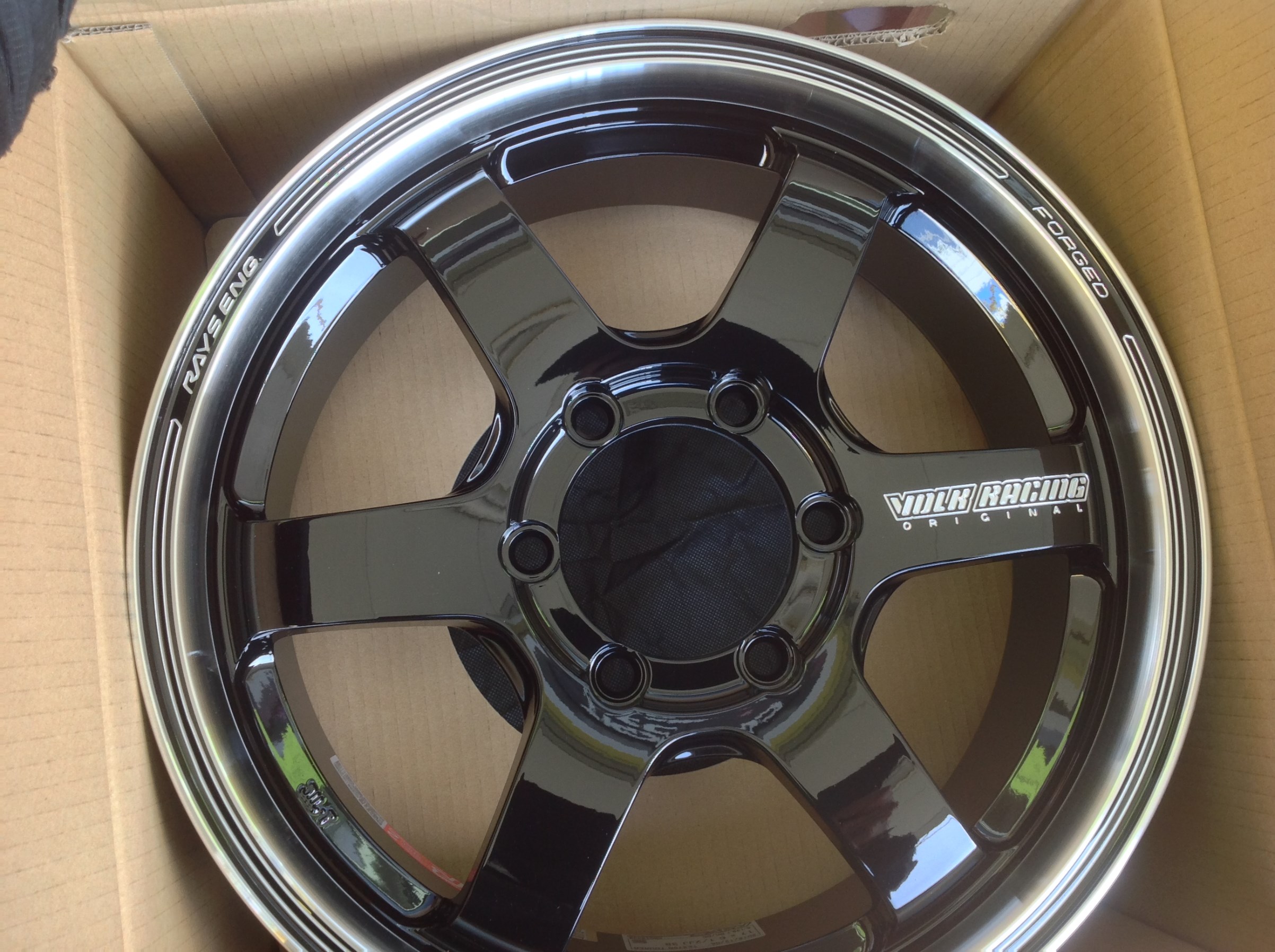 200系ハイエースさん、インチアップ＆チョッピリローダウンでカッコ