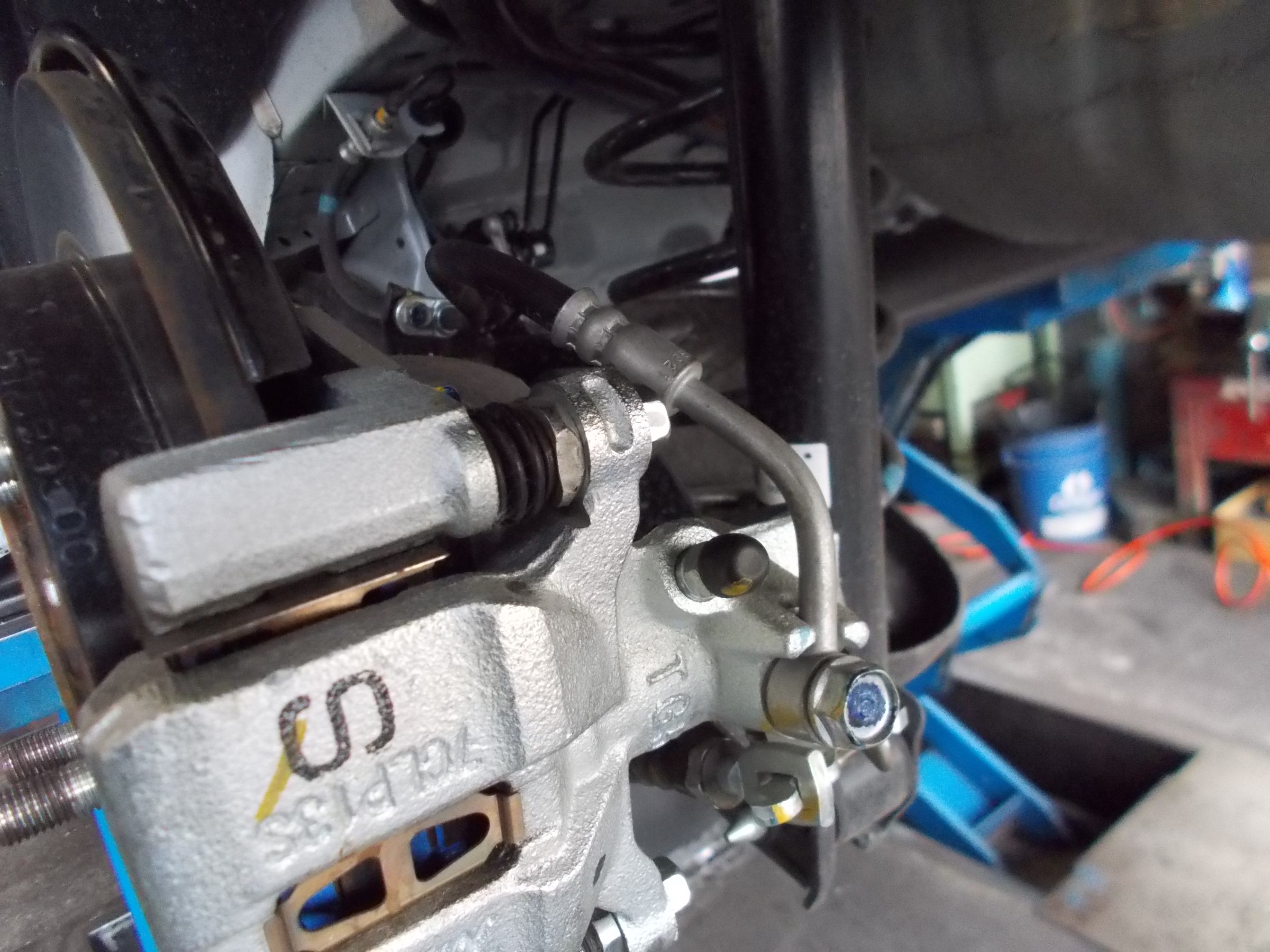 フィットRS エンドレス製のスポーツブレーキパッド ＆ APP製ステンメッシュブレーキホース装着。 | ホンダ フィット 足まわり（サスペンション・ ブレーキ） 足まわり（サスペンション・ブレーキ） > ブレーキキャリパー・ブレーキパッド交換 | 作業日誌 | コクピット 川越 ...