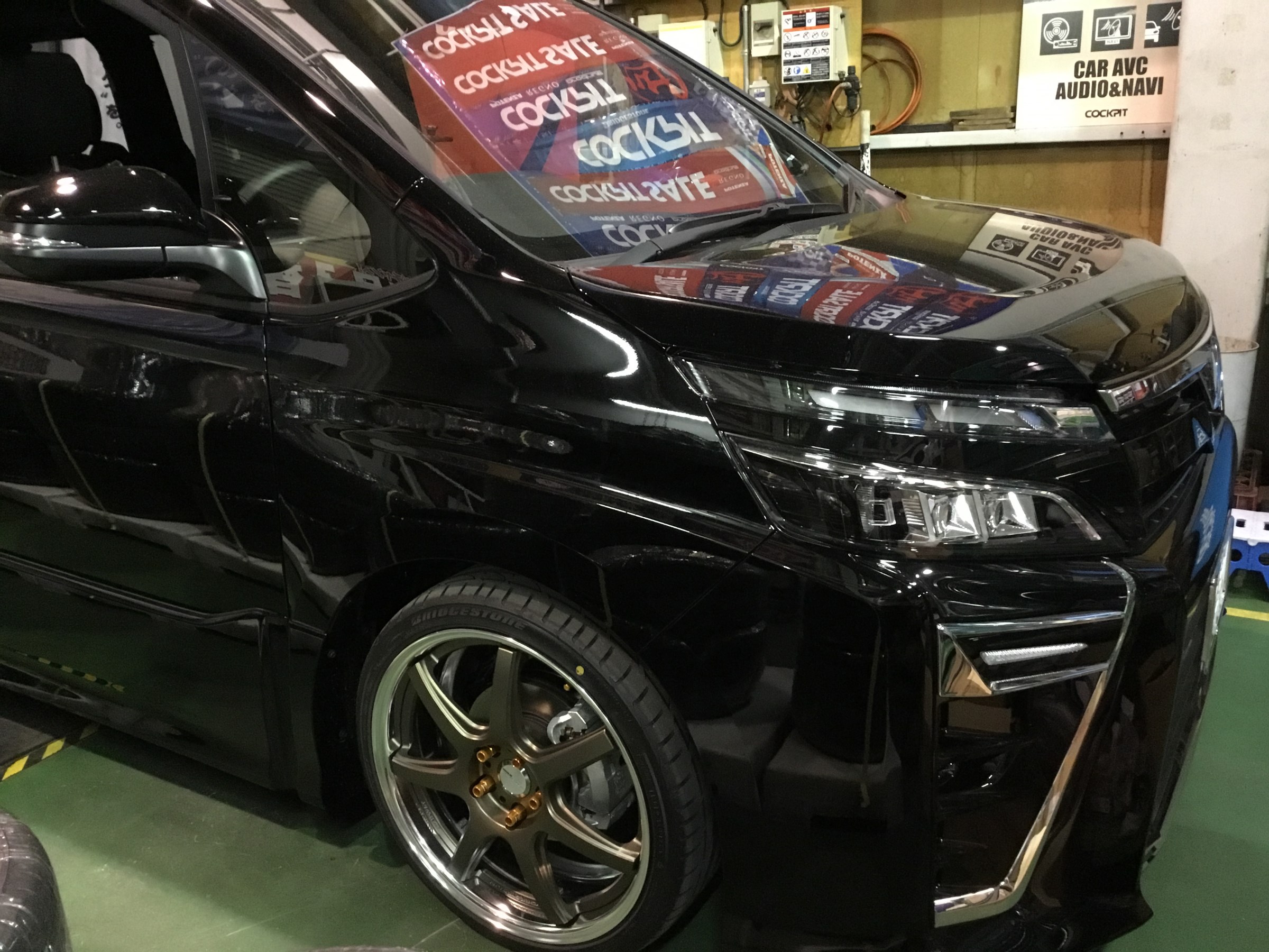 新車ヴォクシー タイヤ ホイール 車高調 ナビ Today コクピット 旭川 車のカスタマイズにかかわるスタッフより
