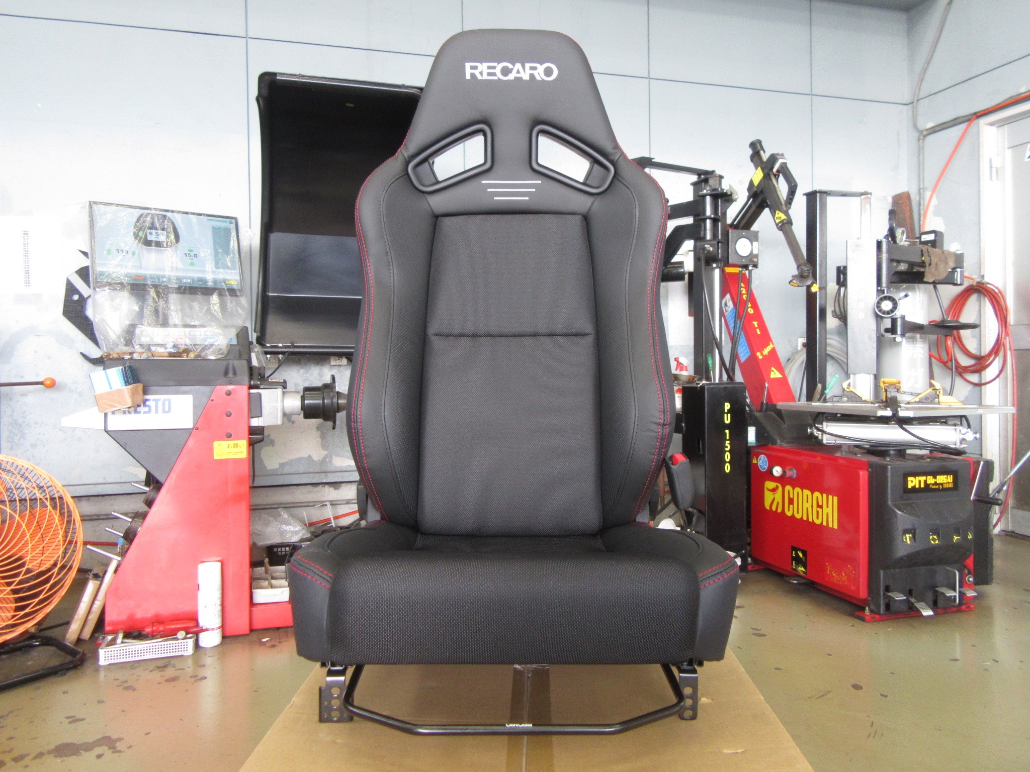 運転中の腰痛はシートが原因かも スバルwrxに レカロ Sr 7f Lassic を取り付けました スバル Wrx Sti 店長アサコのブログ コクピット 55 車のカスタマイズにかかわるスタッフより