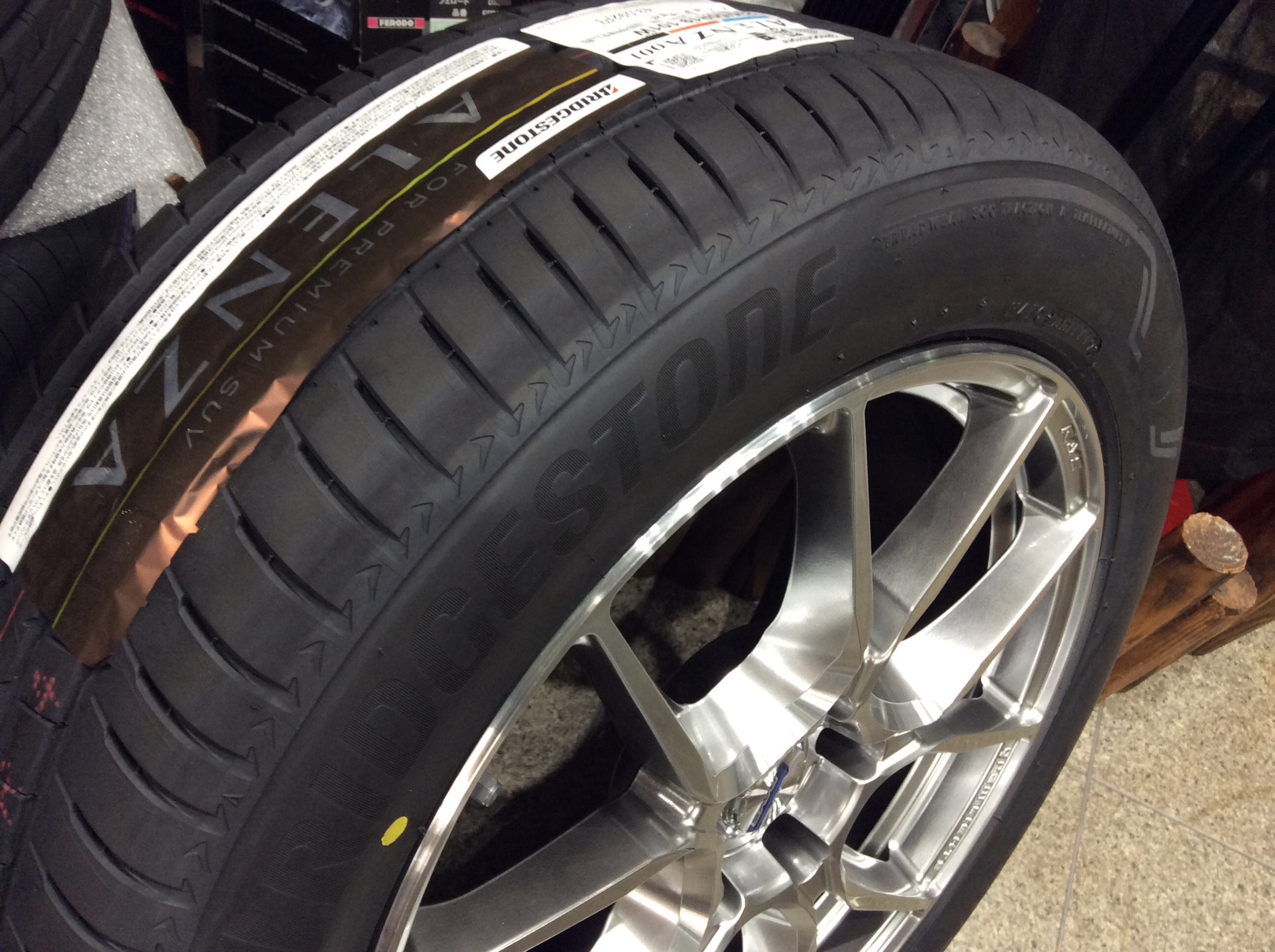 SUV 専用のタイヤ 「 DUELER 」もあります。 三菱 デリカD：5 タイヤ タイヤ > タイヤ・ホイール