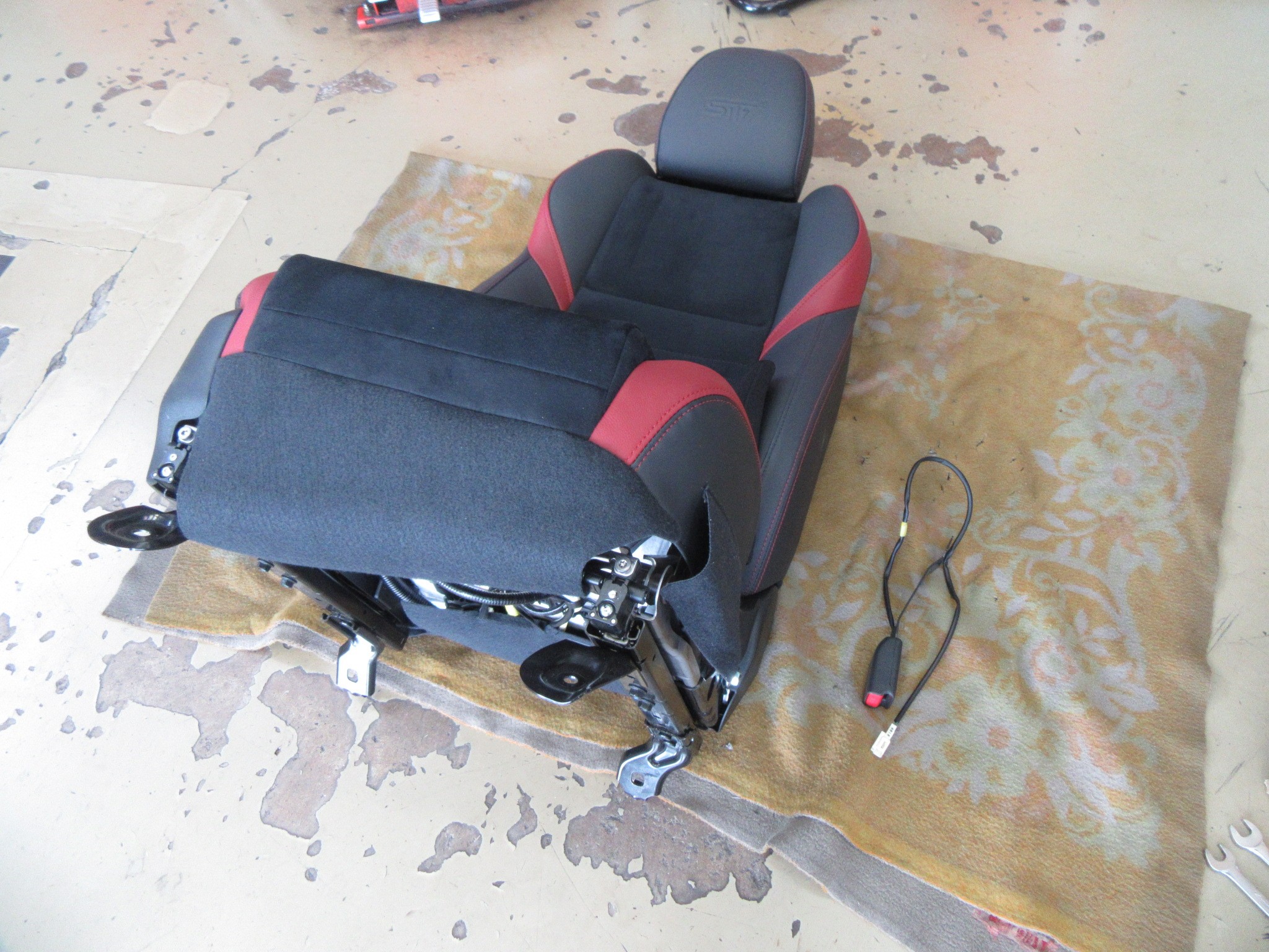 運転中の腰痛はシートが原因かも スバルwrxに レカロ Sr 7f Lassic を取り付けました スバル Wrx Sti 店長アサコのブログ コクピット 55 車のカスタマイズにかかわるスタッフより