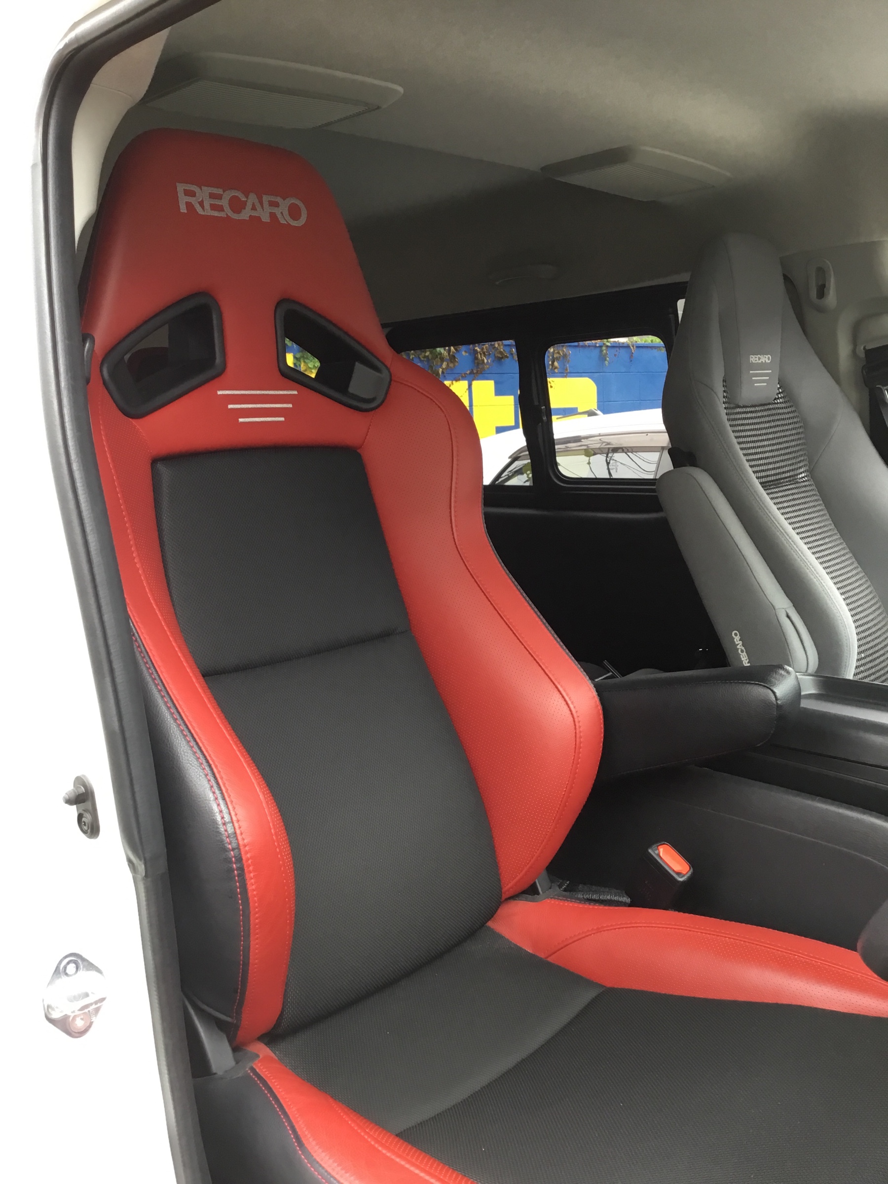働くクルマにレカロシート スタッフ日記 コクピット北6 車のカスタマイズにかかわるスタッフより