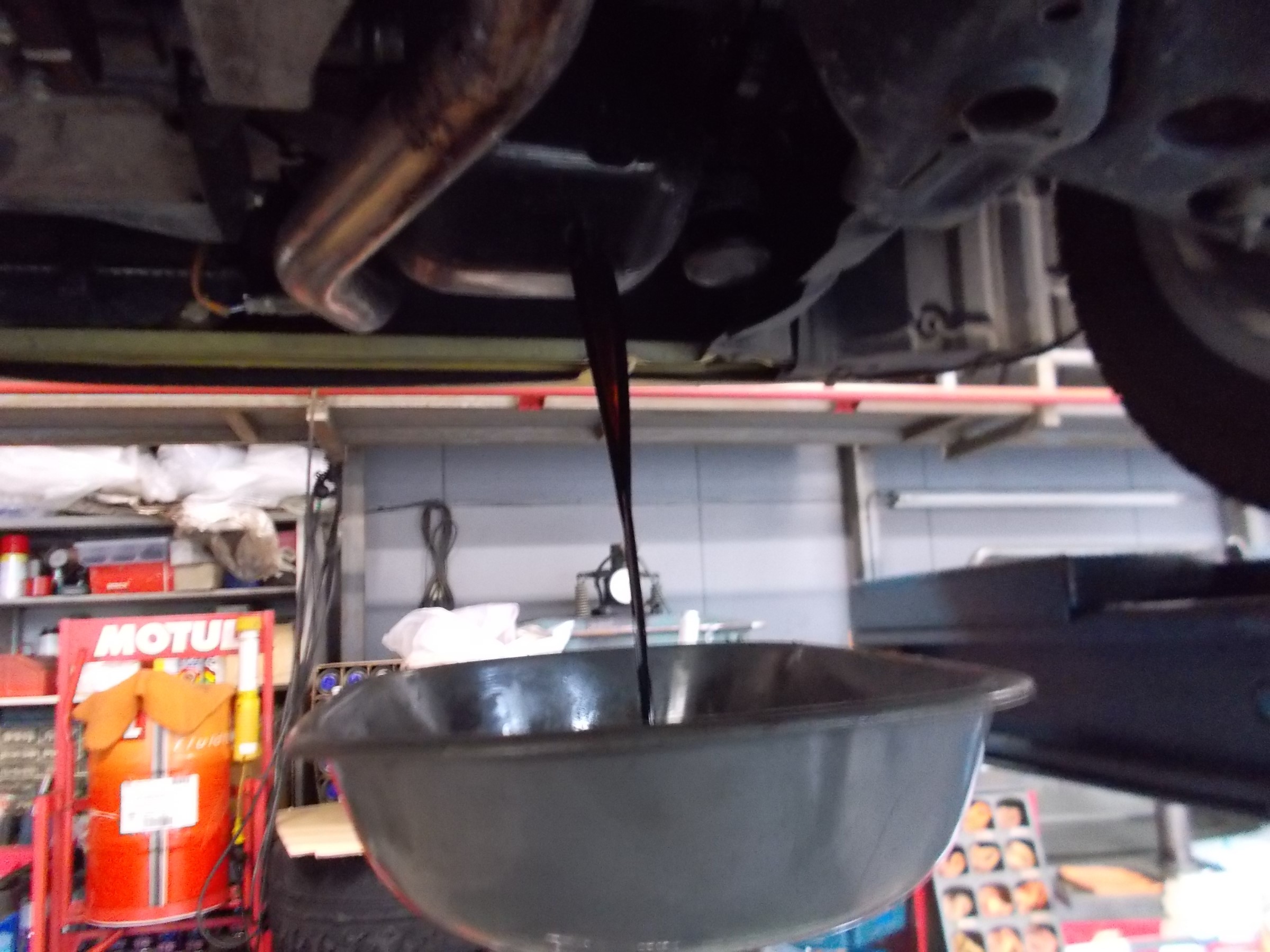 エッセ エンジンオイル交換 ダイハツ エッセ メンテナンス オイル バッテリー他 メンテナンス オイル バッテリー他 エンジンオイル交換 作業日誌 コクピット 川越 お店の得意技紹介