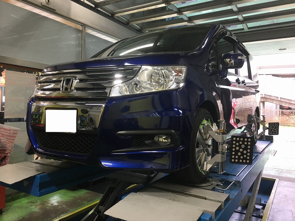 ホンダ ステップワゴンrk型タイヤ交換 四輪アライメント調整 ホンダ ステップワゴン タイヤ ホイール 4輪トータルアライメント測定 調整 スタッフ日記 コクピット コジマ 車のカスタマイズにかかわるスタッフより