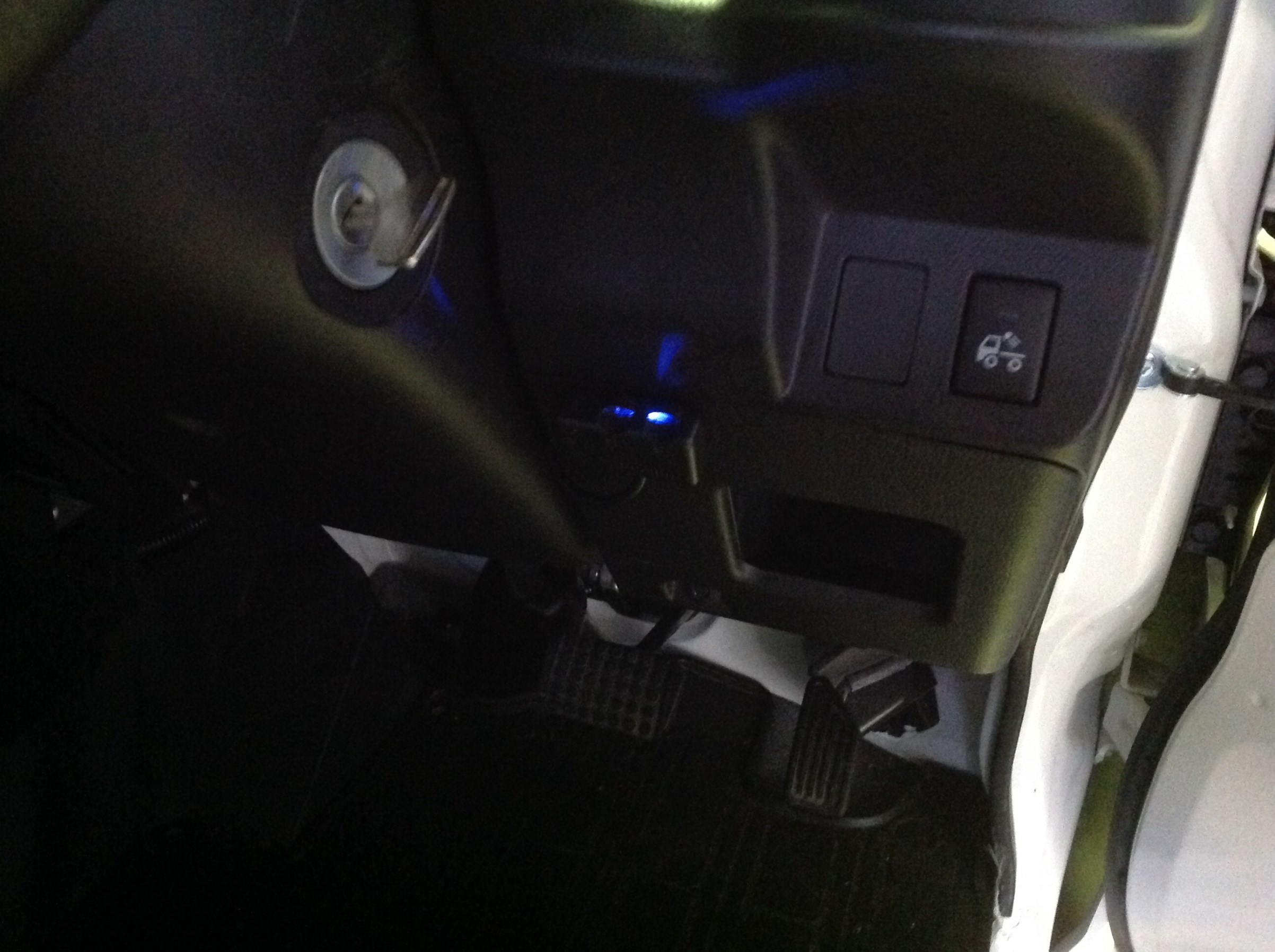 快適 オートライトキット取り付けです ダイハツ ハイゼット Hid Led その他電装系 Hid Led その他電装系 電装系関連パーツ取付 スタッフ日記 コクピット きねいわ 車のカスタマイズにかかわるスタッフより