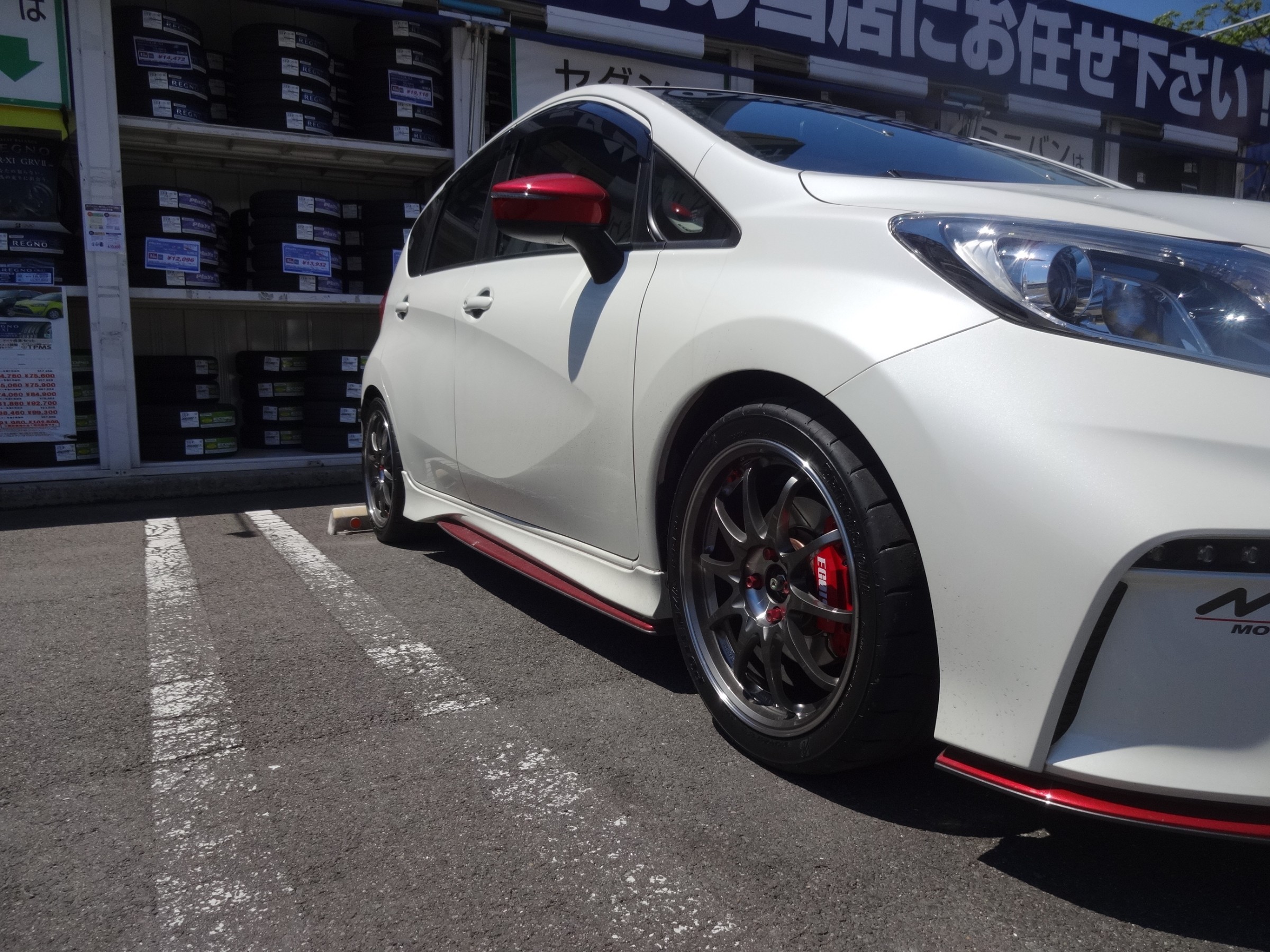 常に進化しております! NOTE NISMO S （BIGキャリパー3SET目追加編) | オーナーズカーインデックス | カスタマイズカー紹介 |  コクピット 西部 | お客さまの車高調、ドレスアップ、カスタマイズなど加工取付事例車両の紹介