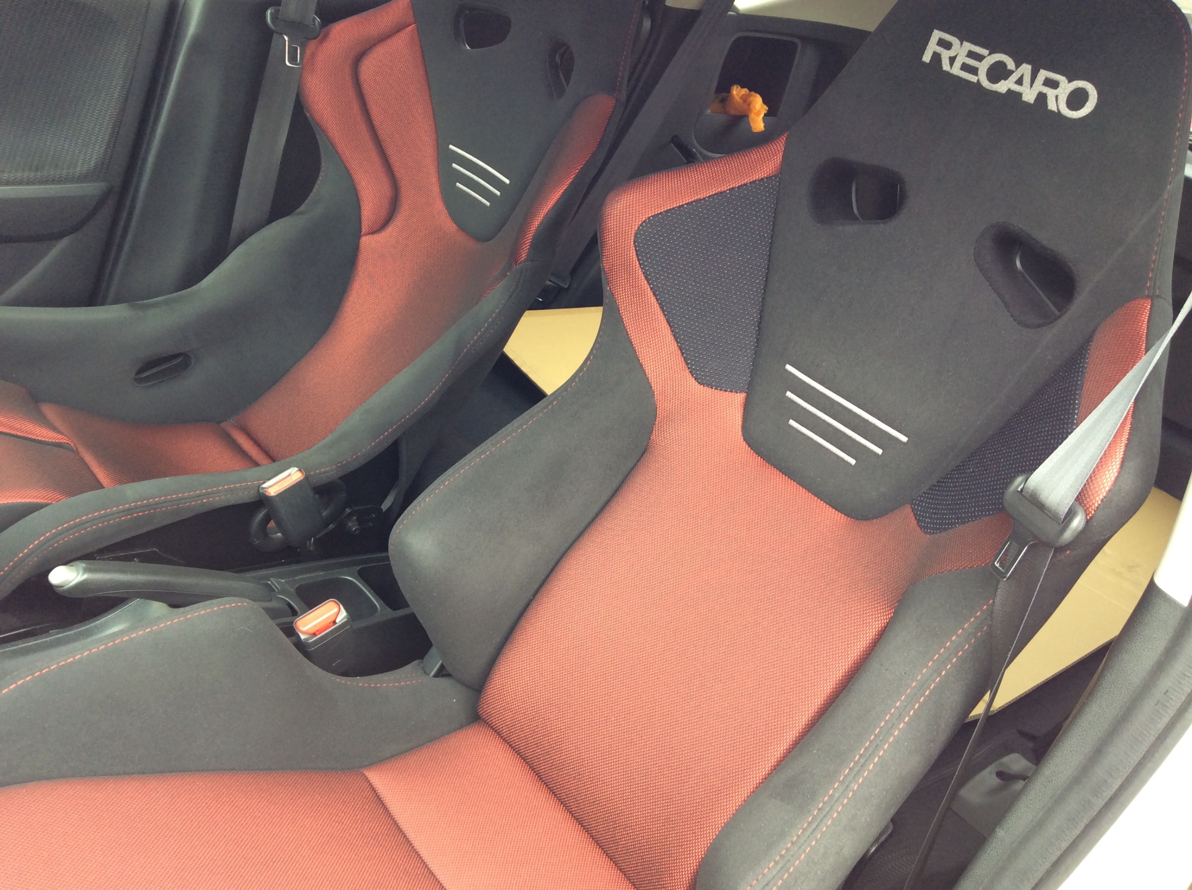 助手席にも RECARO ！ FIT RS に『SR-6 GK100S』装着！ | ホンダ