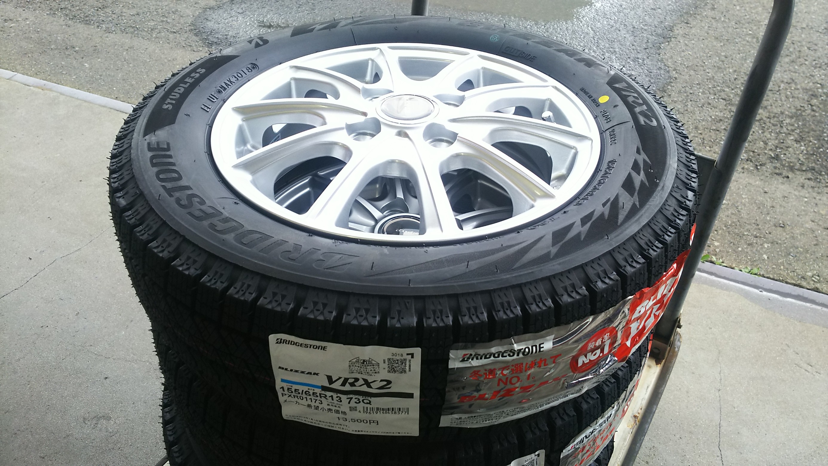 ブリザック Vrx2 今シーズン初装着 日産 Moco タイヤ タイヤ タイヤ ホイール交換 スタッフ日記 コクピット モリオカ 車のカスタマイズにかかわるスタッフより