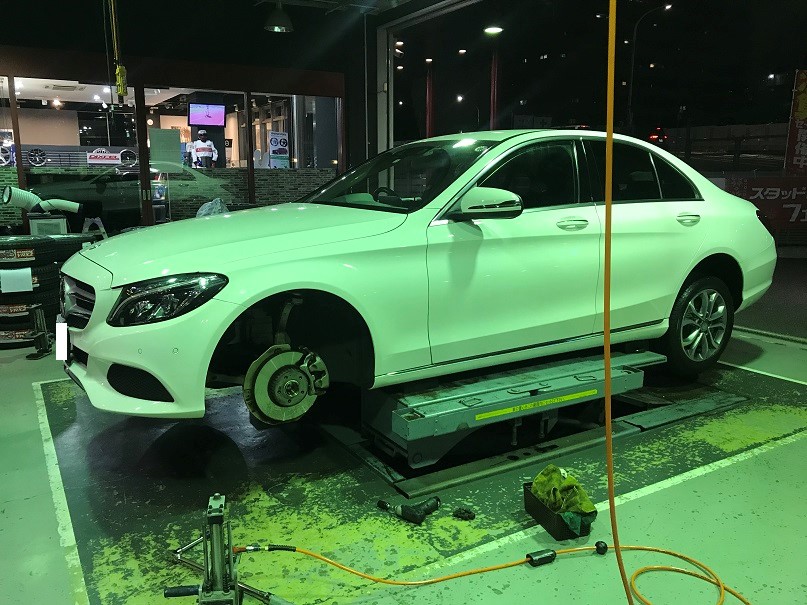 メルセデス Cクラス W205 タイヤ交換 メルセデス ベンツ Cクラス タイヤ スタッフ日記 コクピット豊洲 車のカスタマイズにかかわるスタッフより