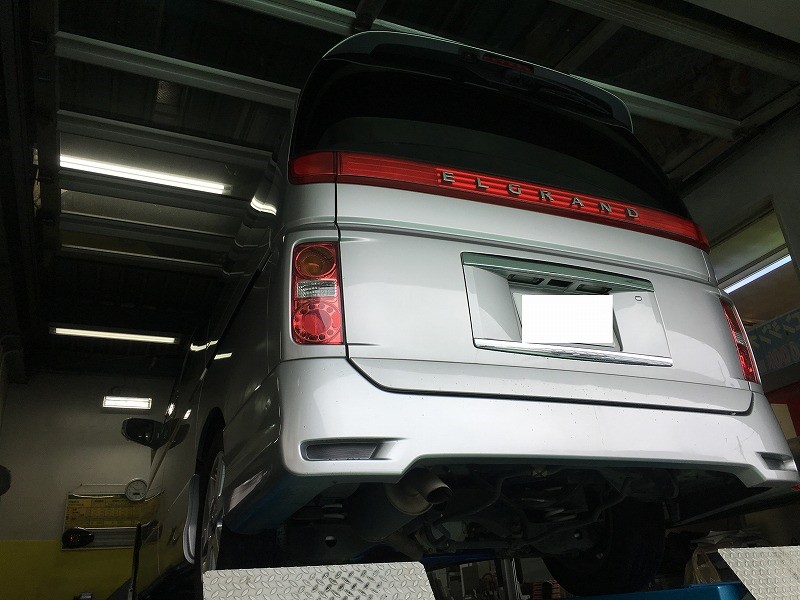 エルグランドE51 フジツボマフラー装着 | 日産 エルグランド 吸・排気系 吸・排気系 > マフラー取付 | スタッフ日記 | コクピット コジマ  | 車のカスタマイズにかかわるスタッフより