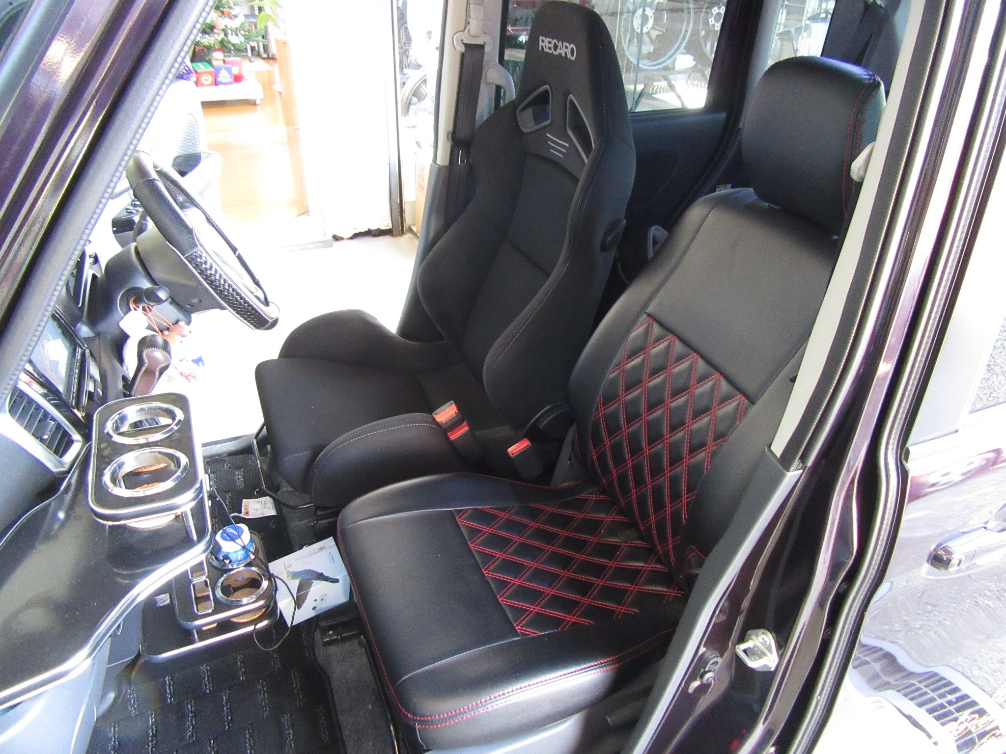 左右がそろうと見た目も激変 Mk32スペーシアカスタムの助手席にレカロsr 7fを取り付け スズキ スペーシアカスタム 店長アサコのブログ コクピット 55 車のカスタマイズにかかわるスタッフより