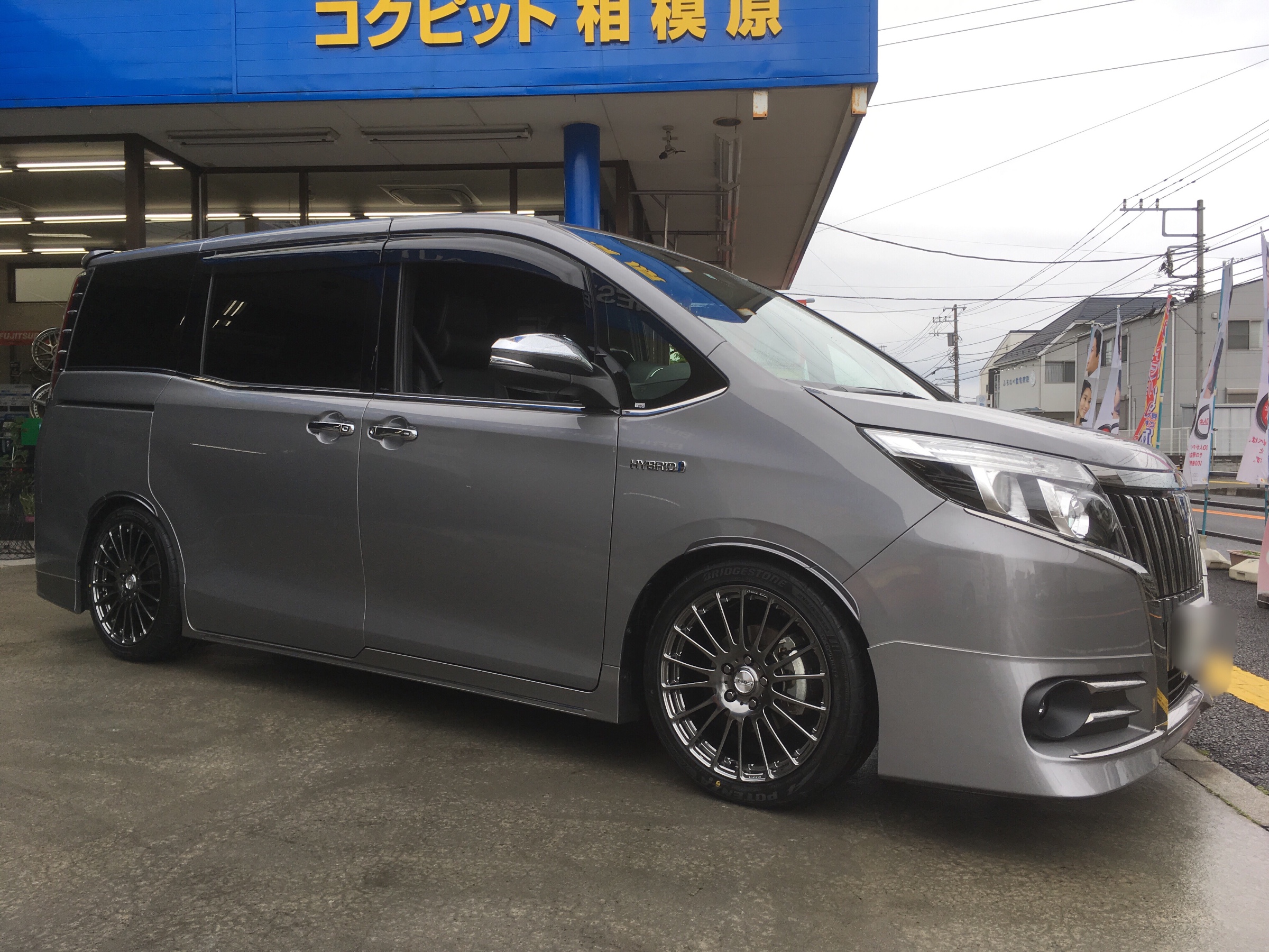 エスクァイアに車高調取り付け カスタマイズ日記 コクピット 相模原 車のカスタマイズにかかわるスタッフより