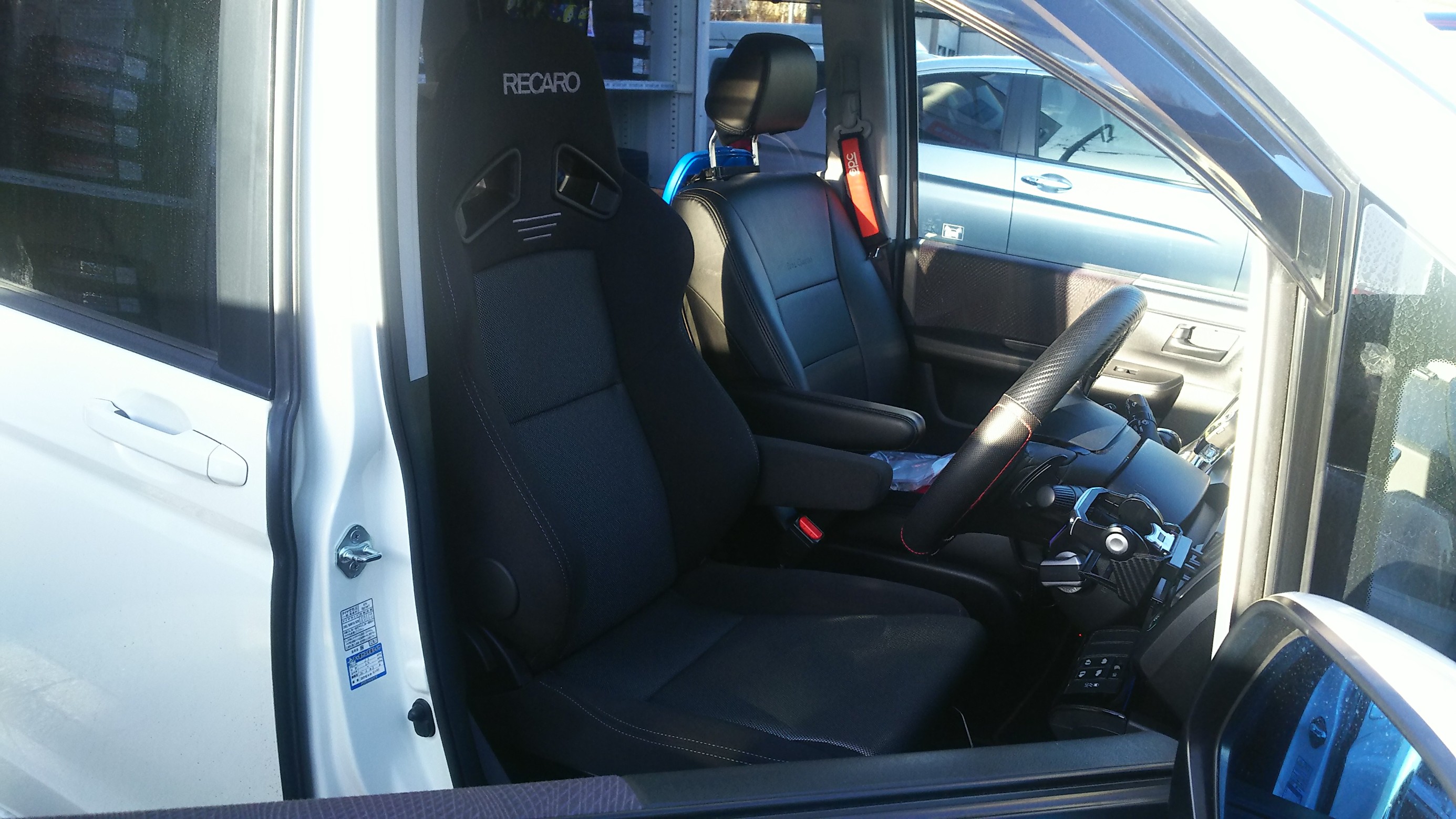 Rk5 ステップワゴン スパーダへ Recaro Sr 7f 装着 ホンダ ステップワゴン インテリア インテリア ステアリング シート交換 スタッフ日記 コクピット モリオカ 車のカスタマイズにかかわるスタッフより