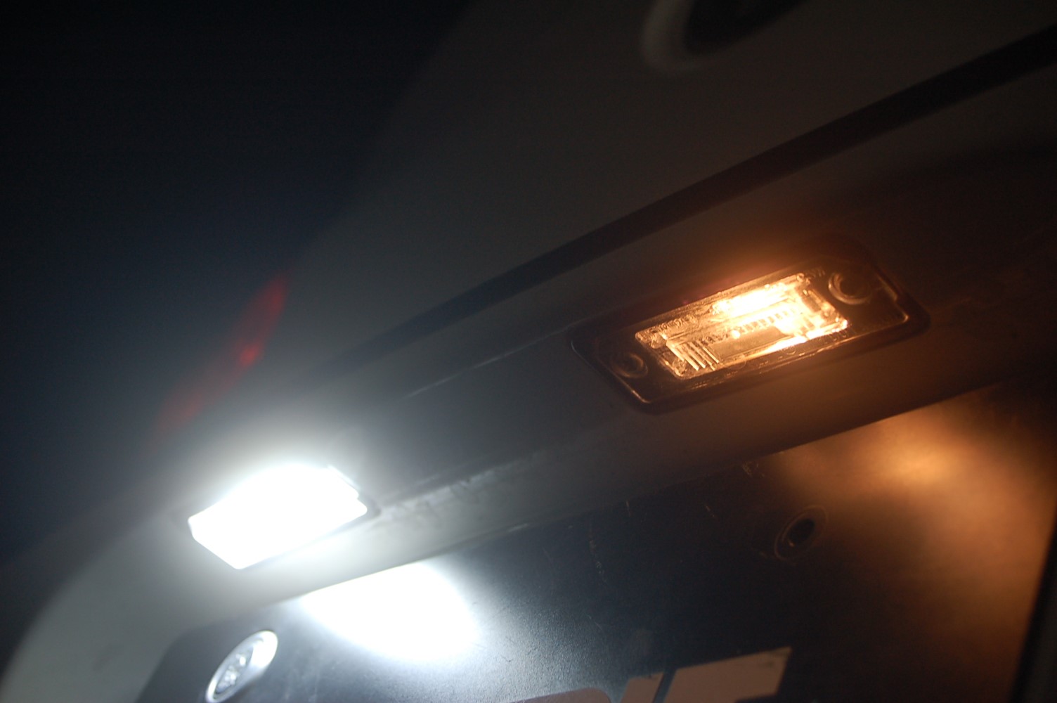 明るいナンバー灯は如何です フォルクスワーゲン パサートcc Hid Led その他電装系 Hid Led その他電装系 電装系関連パーツ取付 Staff日記 コクピット さつま貝塚 車のカスタマイズにかかわるスタッフより
