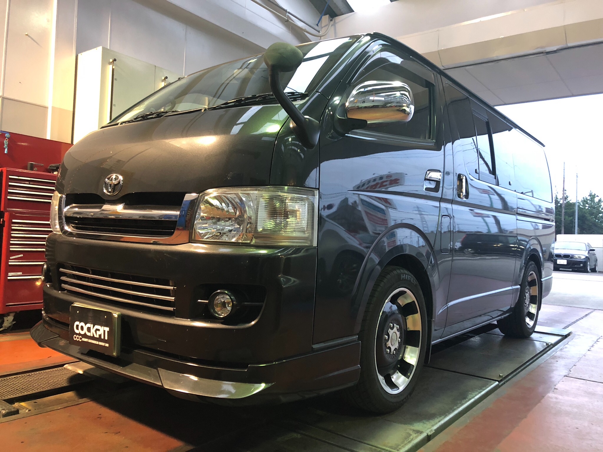 乗り心地改善 200系ハイエース × KYB リムコーポレーションの組み合わせ! | トヨタ ハイエース 足まわり(サスペンション・ブレーキ) アライメント調整 | スタッフ 日記 | コクピット 荒井 | 車のカスタマイズにかかわるスタッフより 乗り心地改善 200系ハイエース × KYB リムコーポレーションの組み合わせ! | トヨタ ハイエース 足まわり(サスペンション・ブレーキ) アライメント調整 | スタッフ 日記 | コクピット 荒井 | 車のカスタマイズにかかわるスタッフより