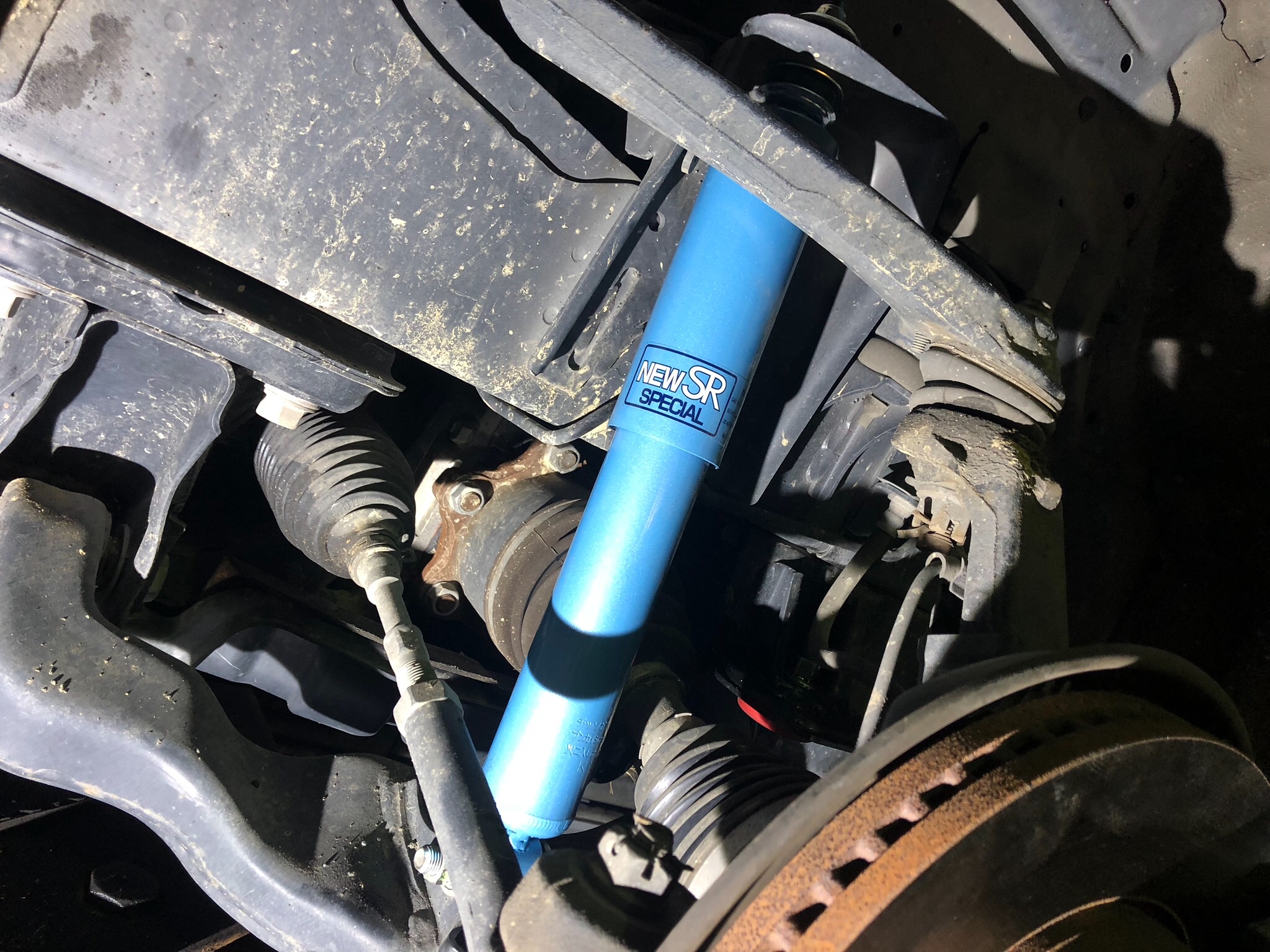 乗り心地改善 0系ハイエース Kyb リムコーポレーションの組み合わせ トヨタ ハイエース 足まわり サスペンション ブレーキ アライメント調整 スタッフ 日記 コクピット 荒井 車のカスタマイズにかかわるスタッフより