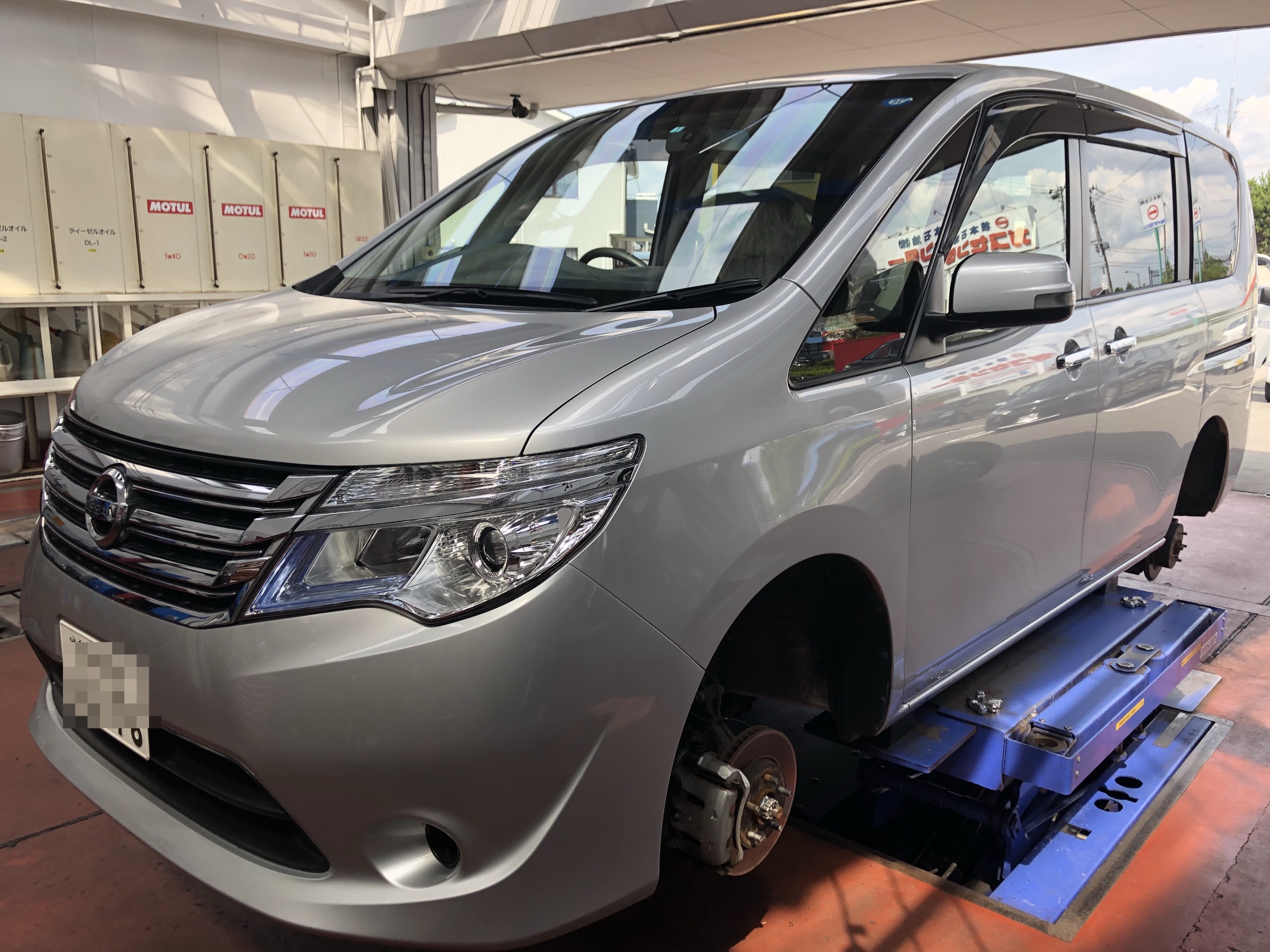 連休前の タイヤ交換 ありがとうございます C26 セレナ も Cusco 車高調で 程よくローダウン 日産 セレナ タイヤ 足まわり サスペンション ブレーキ サスペンションパーツ関連取付 スタッフ 日記 コクピット 荒井 車のカスタマイズにかかわる
