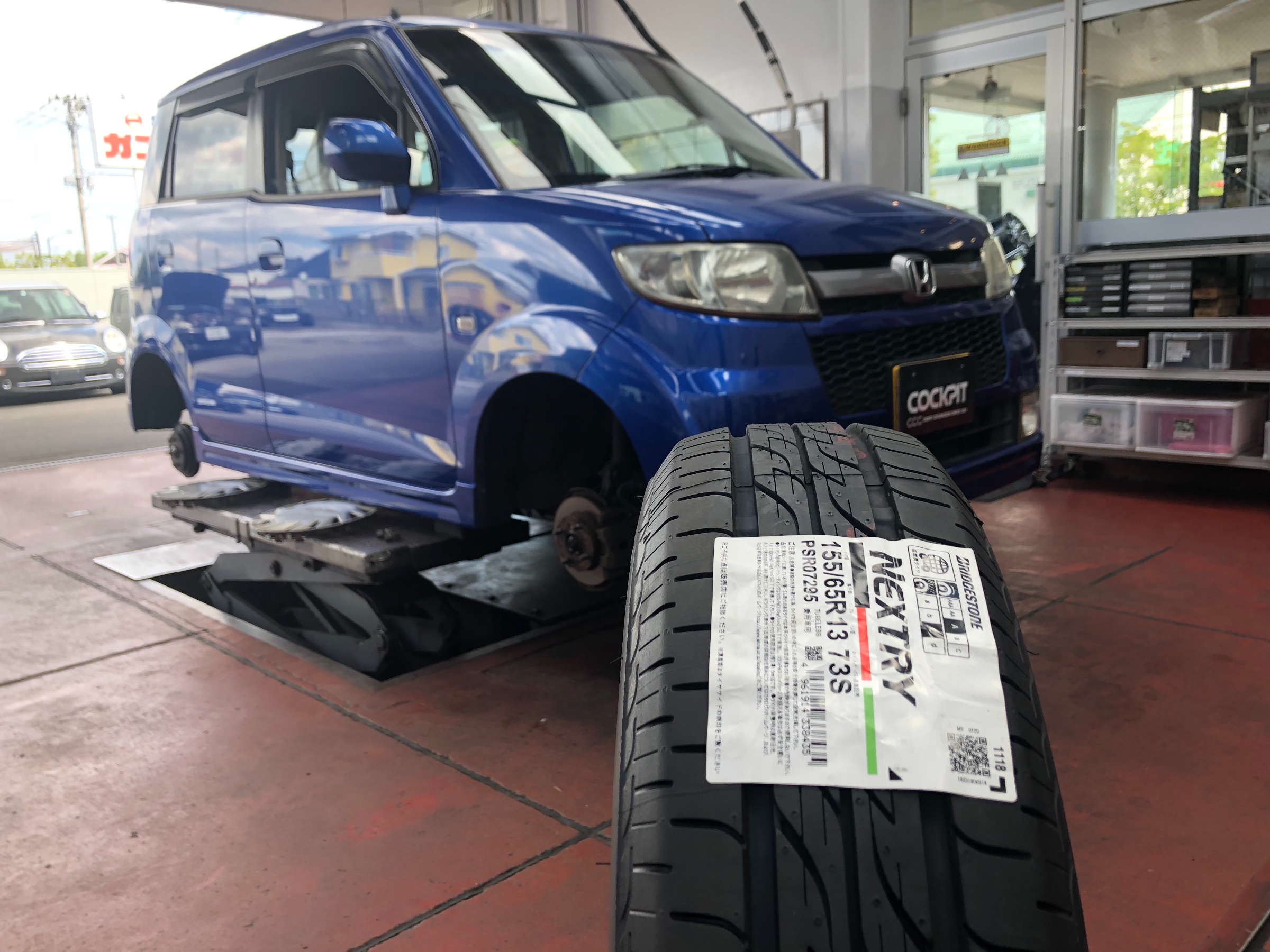連休前の タイヤ交換 ありがとうございます C26 セレナ も Cusco 車高調で 程よくローダウン 日産 セレナ タイヤ 足まわり サスペンション ブレーキ サスペンションパーツ関連取付 スタッフ 日記 コクピット 荒井 車のカスタマイズにかかわる