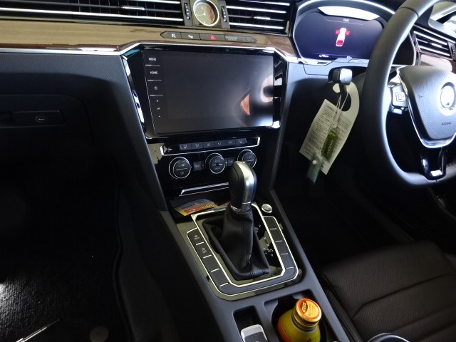 パサートに前後ドラレコ フォルクスワーゲン パサート Av カーナビ ドライブレコーダー Etc Av カーナビ ドライブレコーダー Etc ドライブレコーダー取付 スタッフ日記 コクピット さつま岸和田