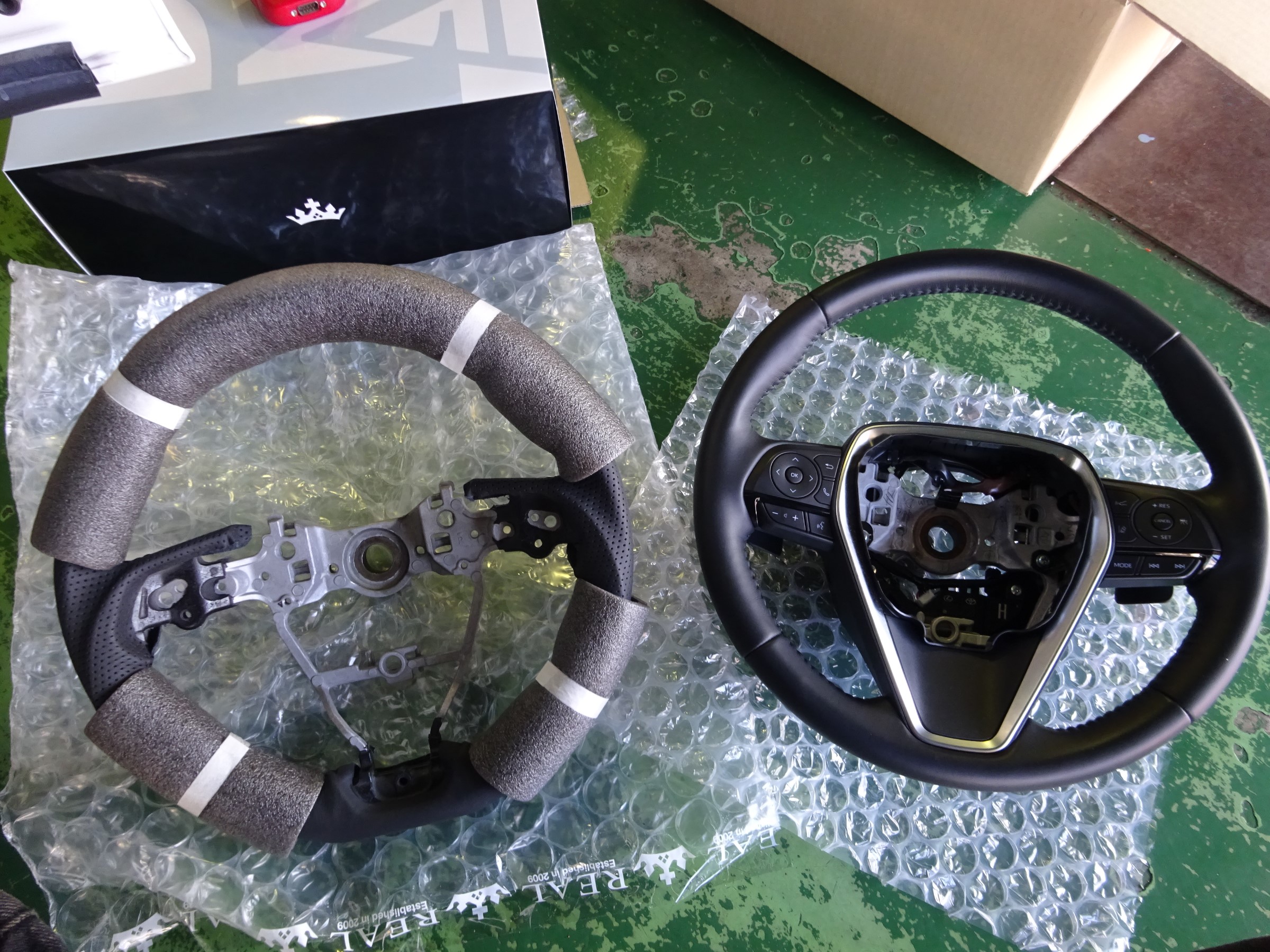 ハンドル交換は満足度が高いですよ トヨタ クラウン インテリア インテリア ステアリング シート交換 Staff日記 コクピット さつま貝塚 車のカスタマイズにかかわるスタッフより