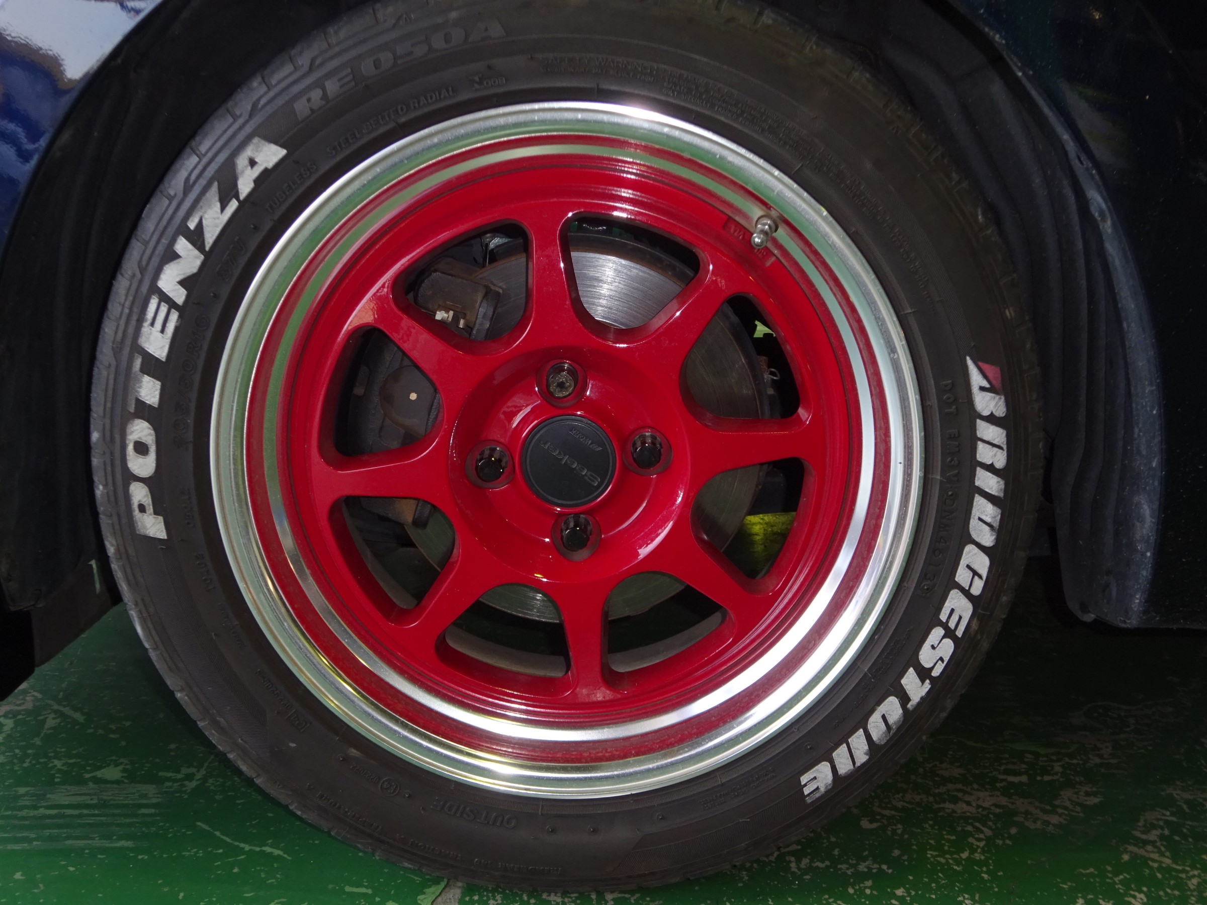 インパクト抜群の赤とダークブルーの2トーンカラー仕様 DJ5FS デミオ | オーナーズカーインデックス | カスタマイズカー紹介 | コクピット  さつま貝塚 | お客さまの車高調、ドレスアップ、カスタマイズなど加工取付事例車両の紹介