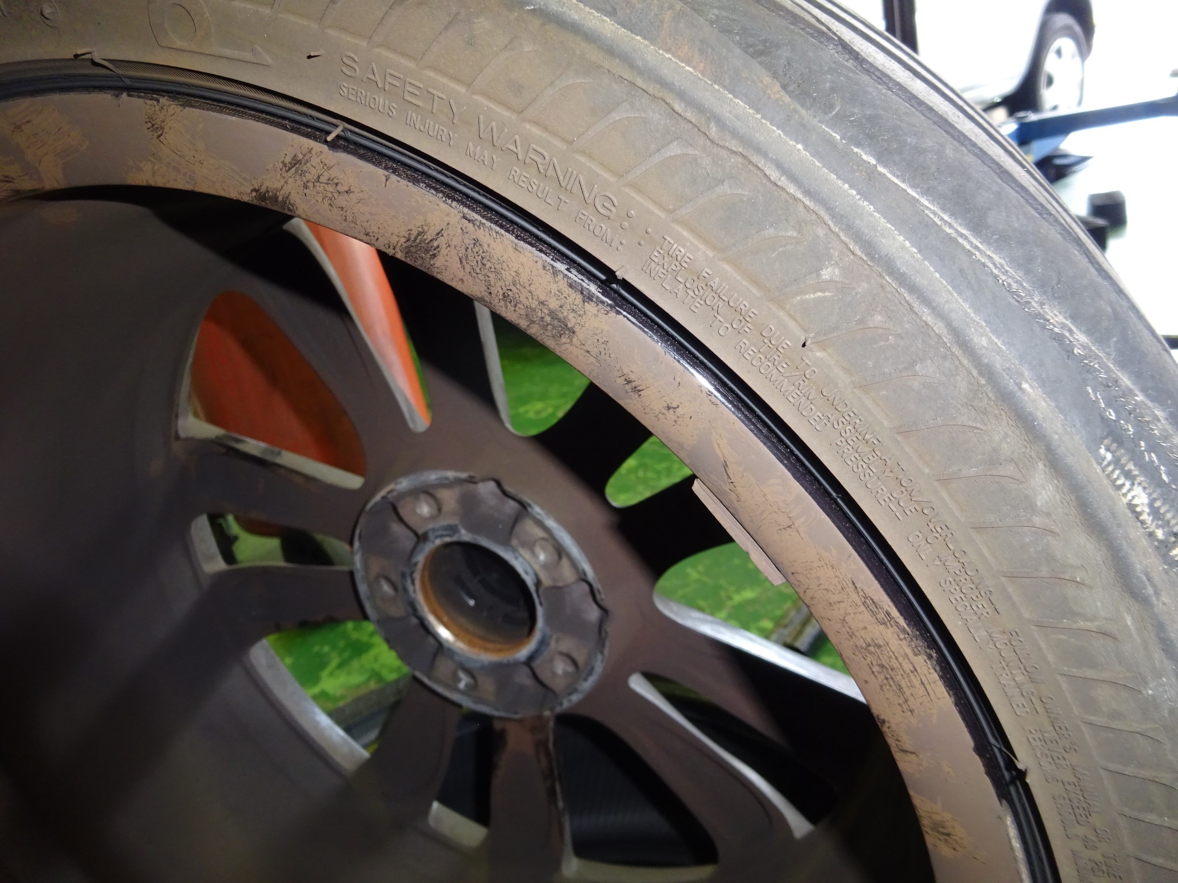 メルセデスベンツA180の純正アルミとメーカー指定のランフラットタイヤです。 メルセデスベンツA180の純正アルミとメーカー指定のランフラット