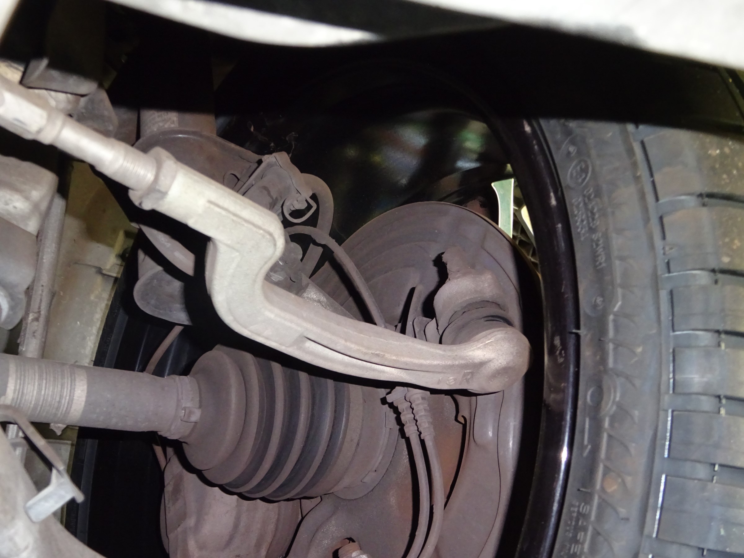 ランフラットタイヤも穴空きます | メルセデス・ベンツ Aクラス タイヤ