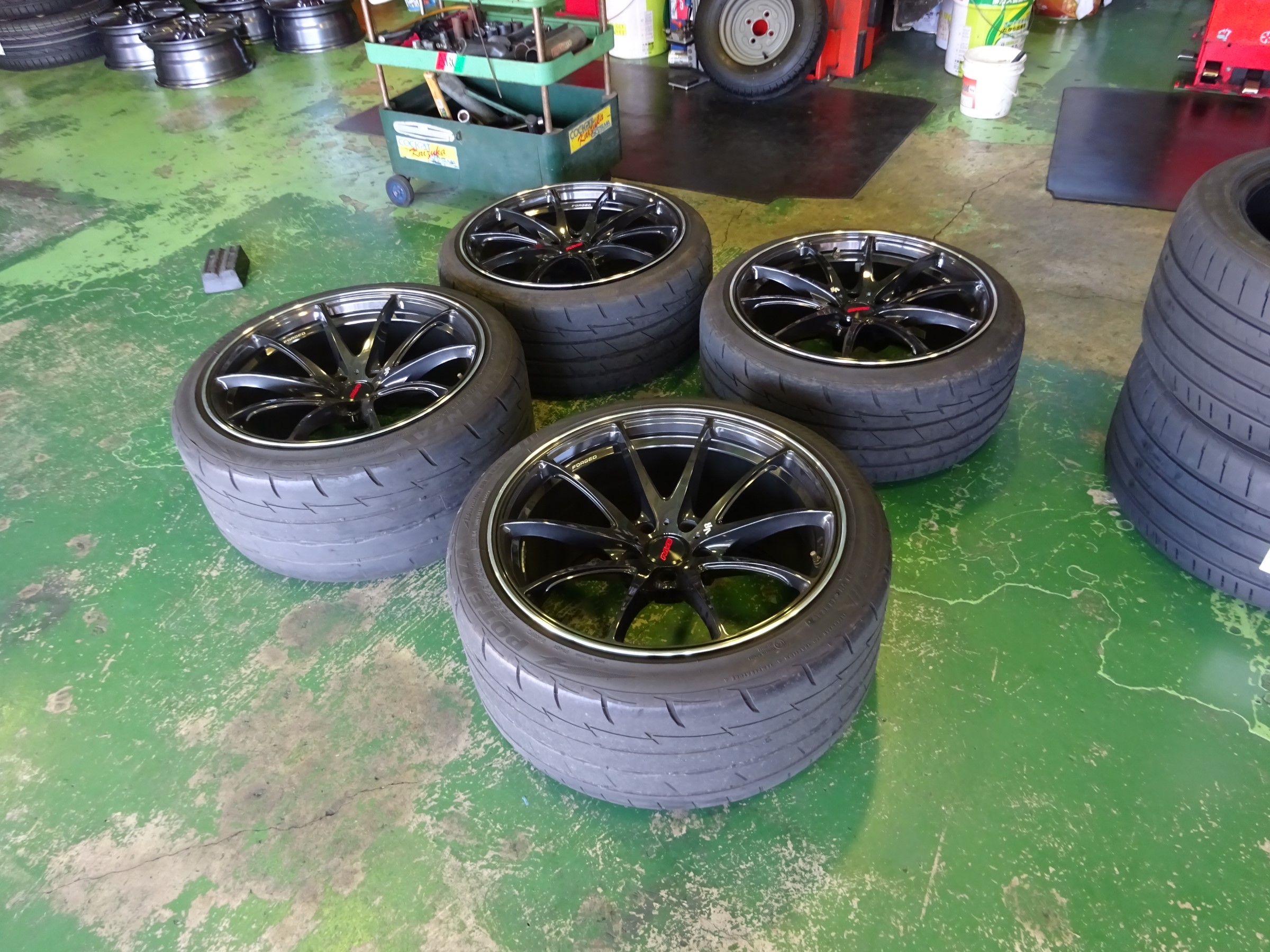 スポーツカーはテンション上がります 日産 フェアレディz タイヤ ホイール 4輪トータルアライメント測定 調整 Staff日記 コクピット さつま貝塚 車のカスタマイズにかかわるスタッフより