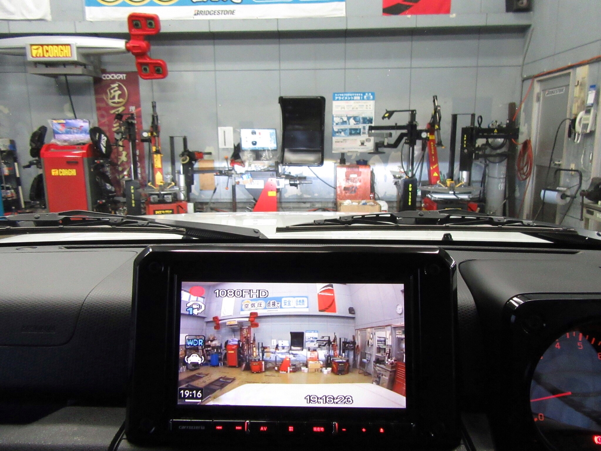 新型ジムニー Jb64w にナビとバックカメラの取り付け そしてもちろんあれも スズキ ジムニー 店長アサコのブログ コクピット 55 車のカスタマイズにかかわるスタッフより