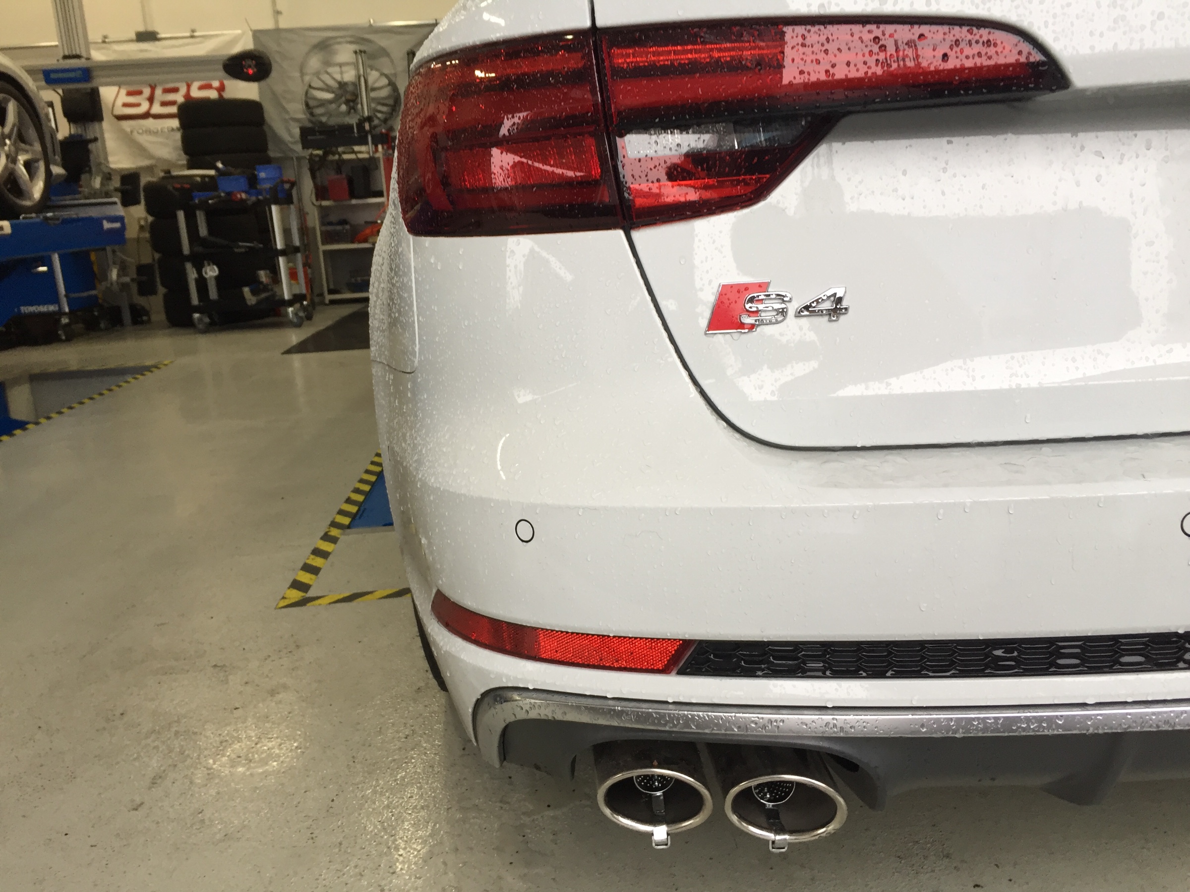 AUDI S4 スタッドレスタイヤ取り付け   アウディ S4 タイヤ タイヤ