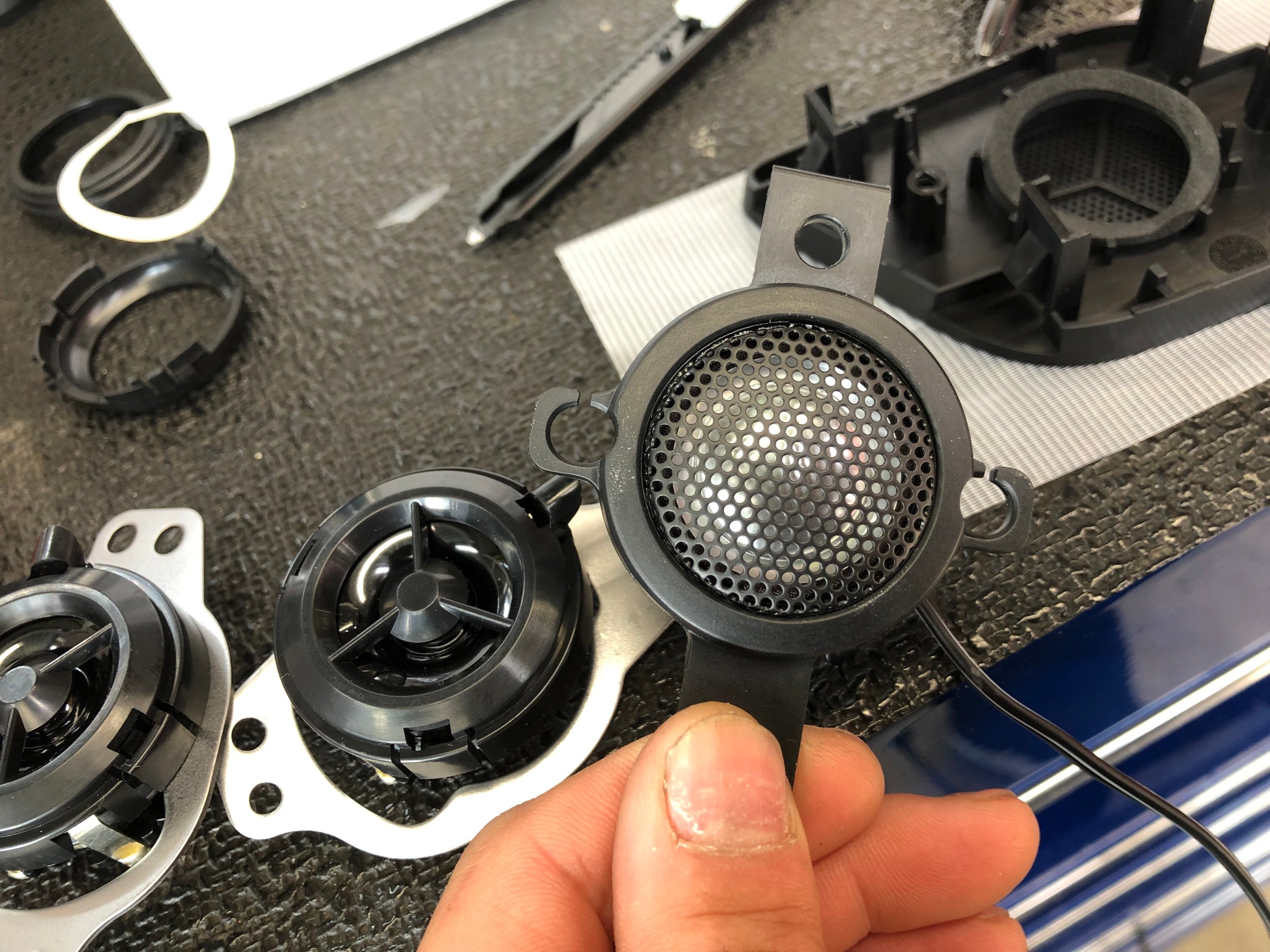 三菱 現行 デリカ D 5 カロッツェリア 前後スピーカーts 1730 デットニング 高音質 インナーバッフル 取り付け作業 三菱 デリカd 5 スタッフ 日記 コクピット 荒井 車のカスタマイズにかかわるスタッフより